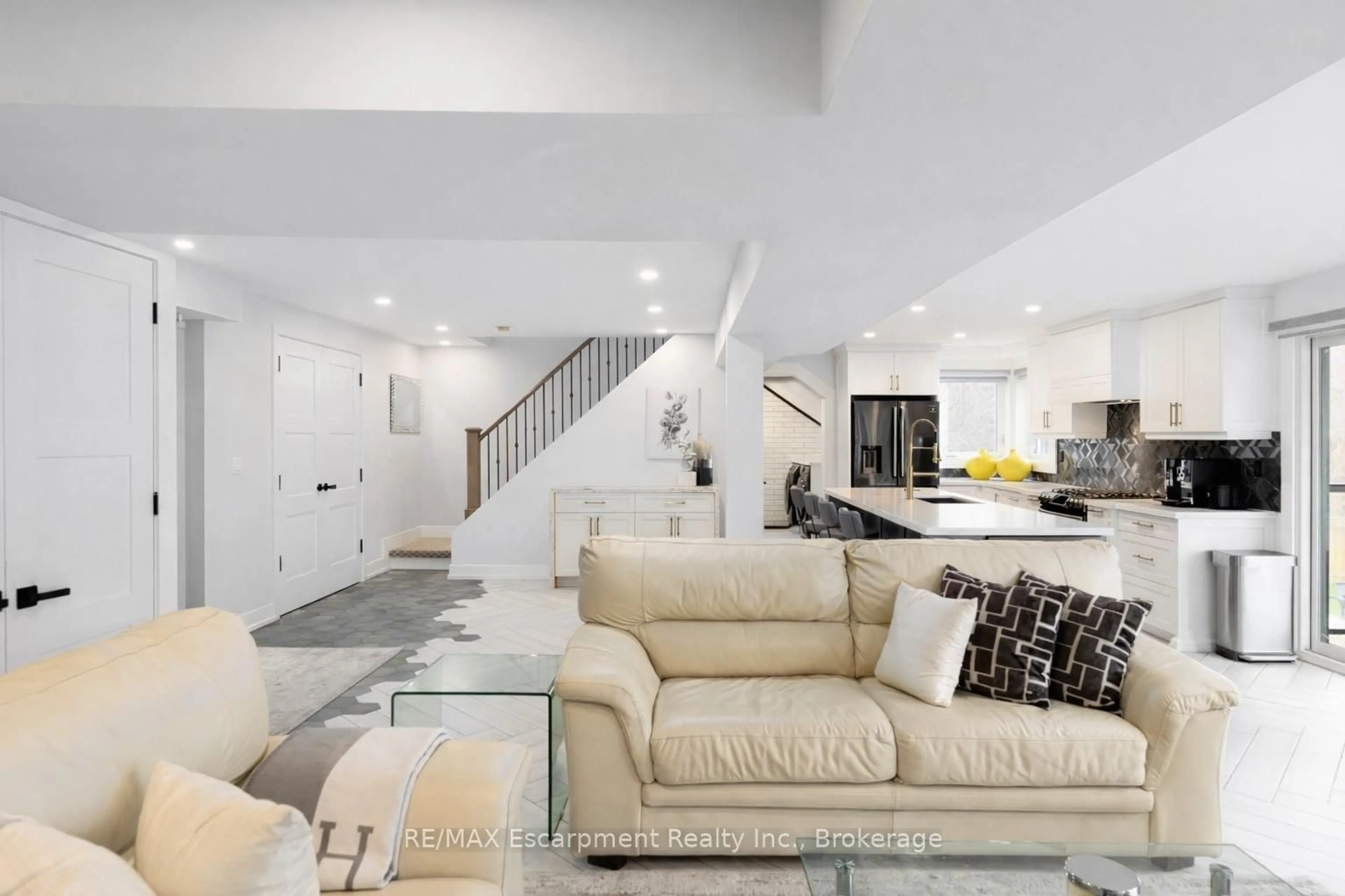 Living room with furniture, unknown for 676 Bayshore Blvd, Burlington Ontario L7T 1T2