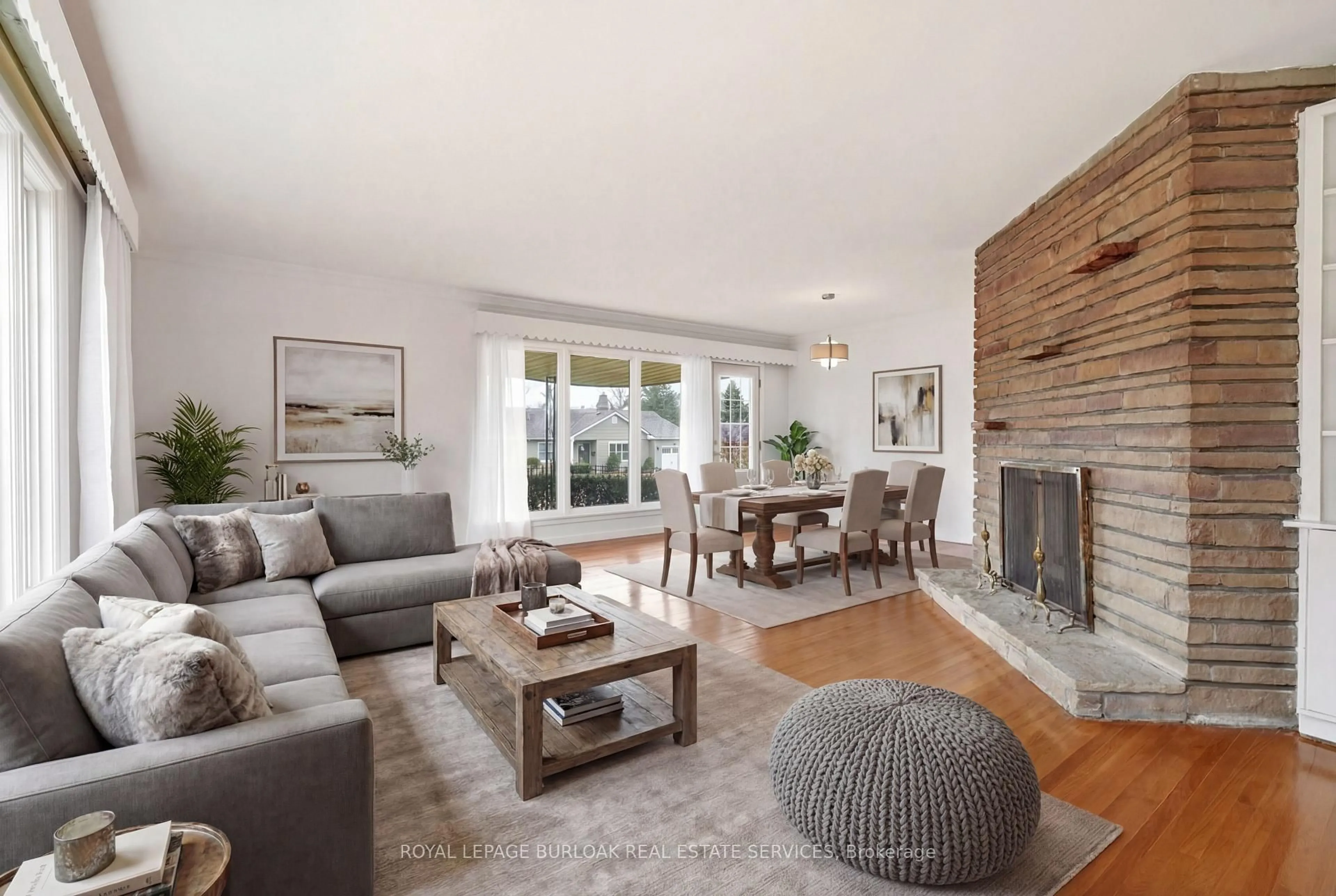 Living room with furniture, unknown for 890 Falcon Blvd, Burlington Ontario L7T 3B7