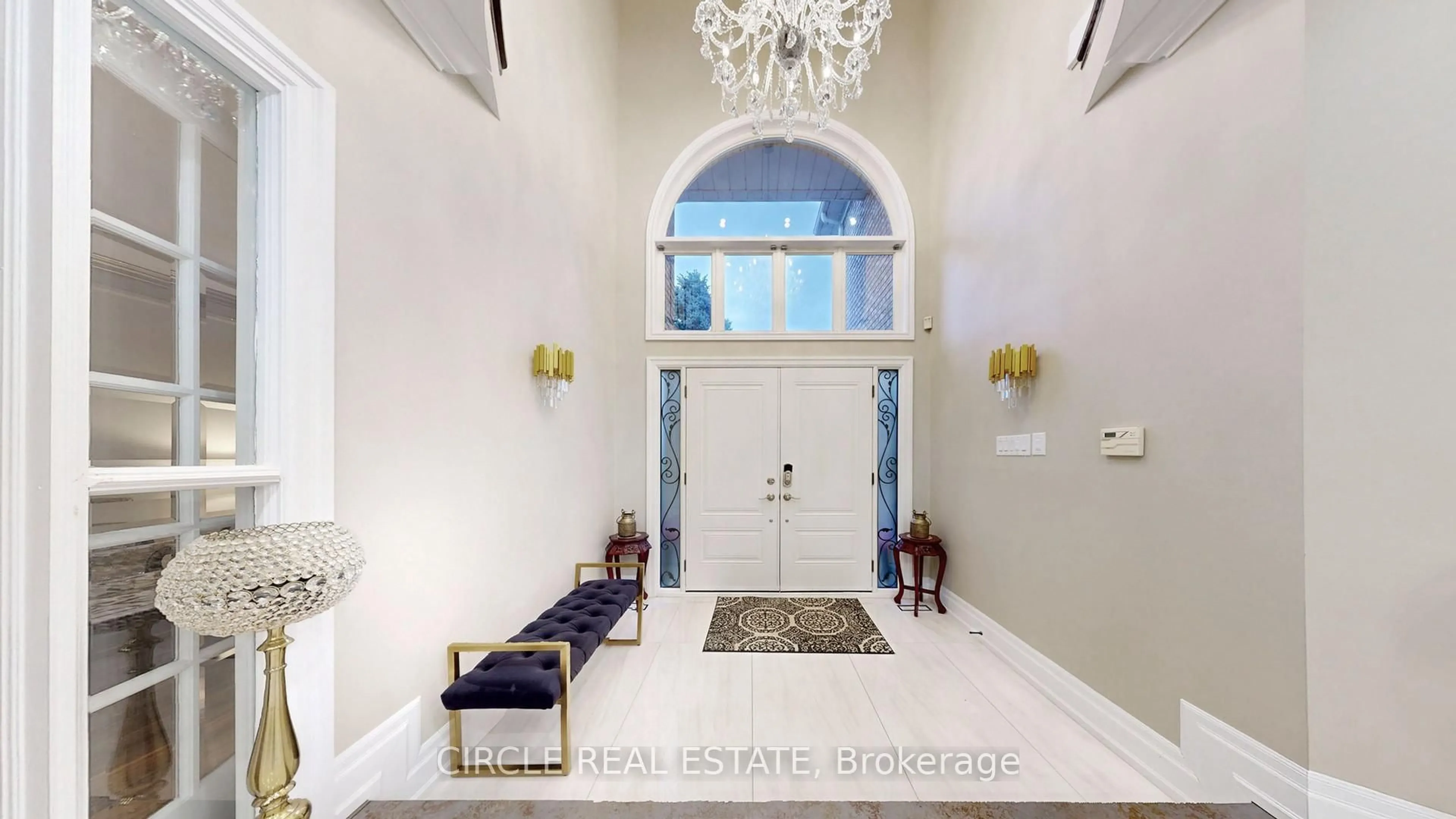 Indoor entryway for 5351 Forest Ridge Dr, Mississauga Ontario L5M 5B4