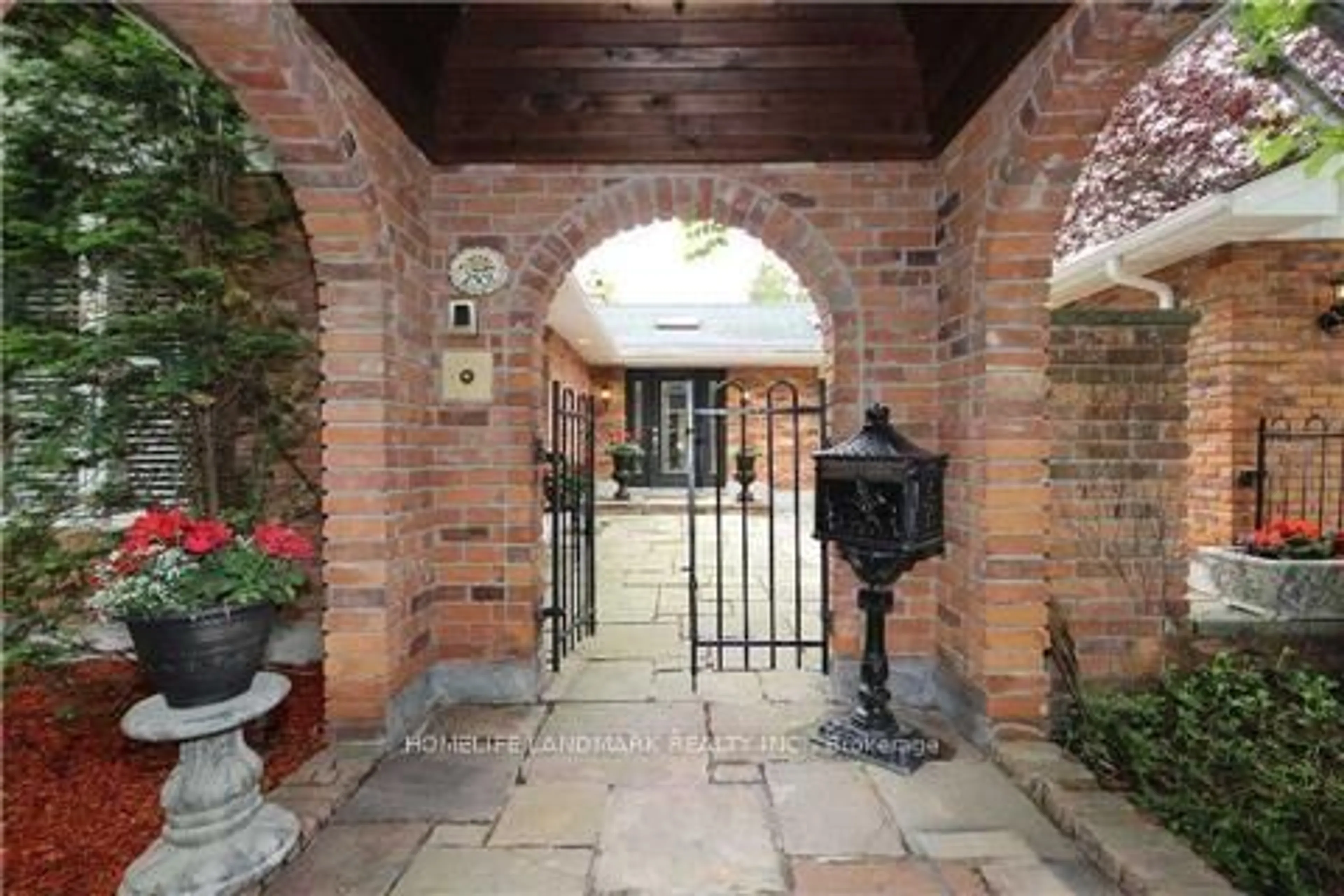 Indoor foyer for 2301 Bennington Gate, Oakville Ontario L6J 5Z4