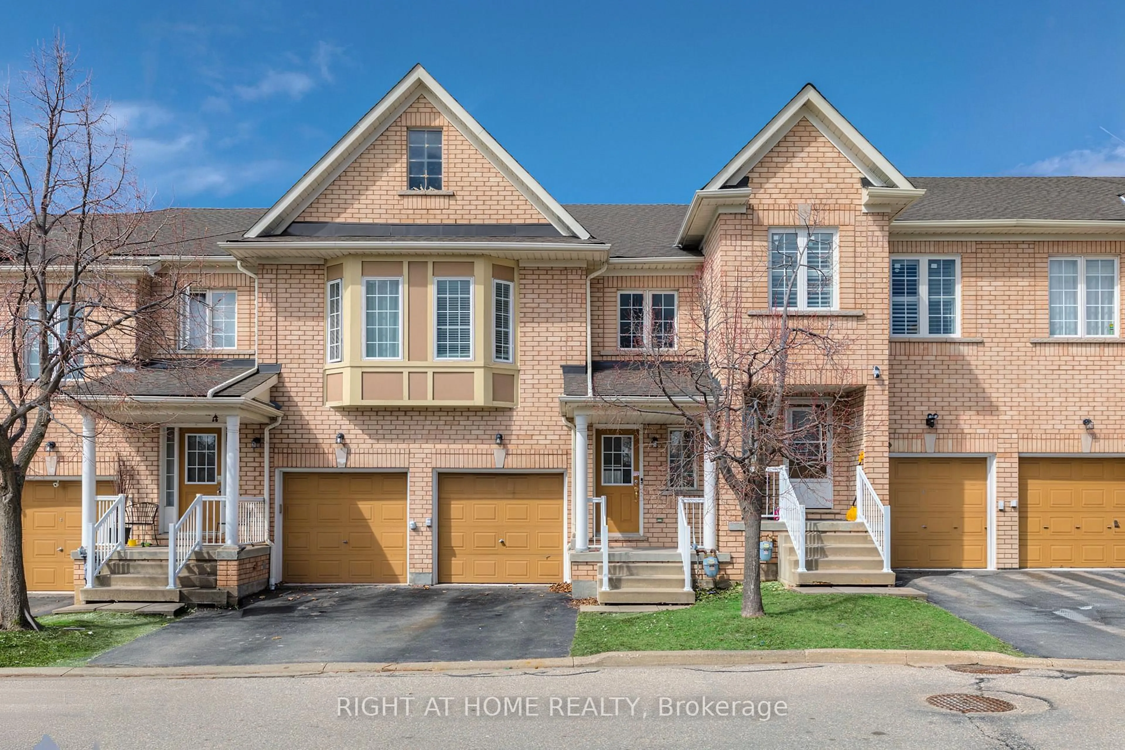 A pic from outside/outdoor area/front of a property/back of a property/a pic from drone, street for 770 OTHELLO Crt #5, Mississauga Ontario L5W 1Y2