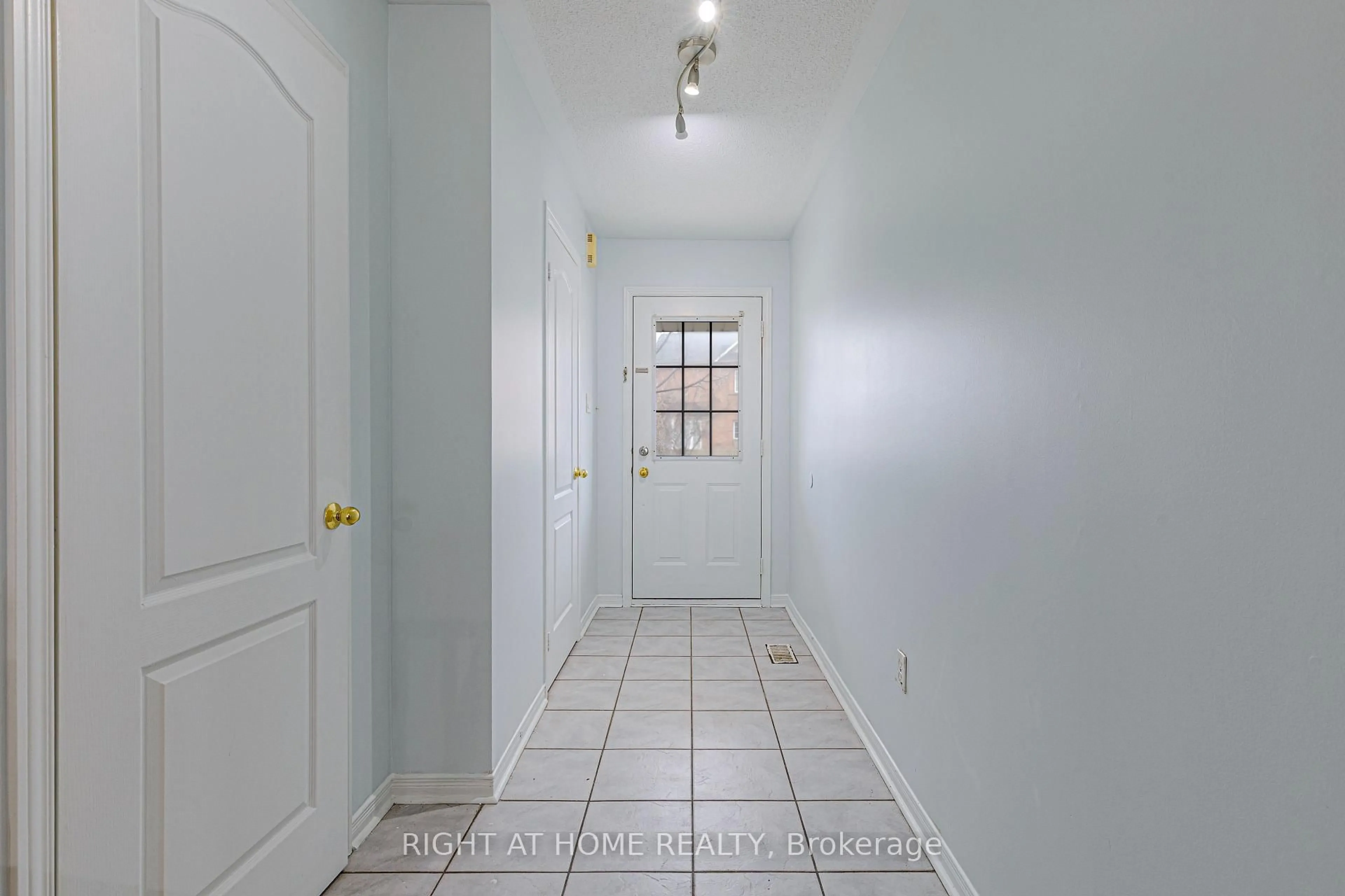 Indoor entryway for 770 OTHELLO Crt #5, Mississauga Ontario L5W 1Y2