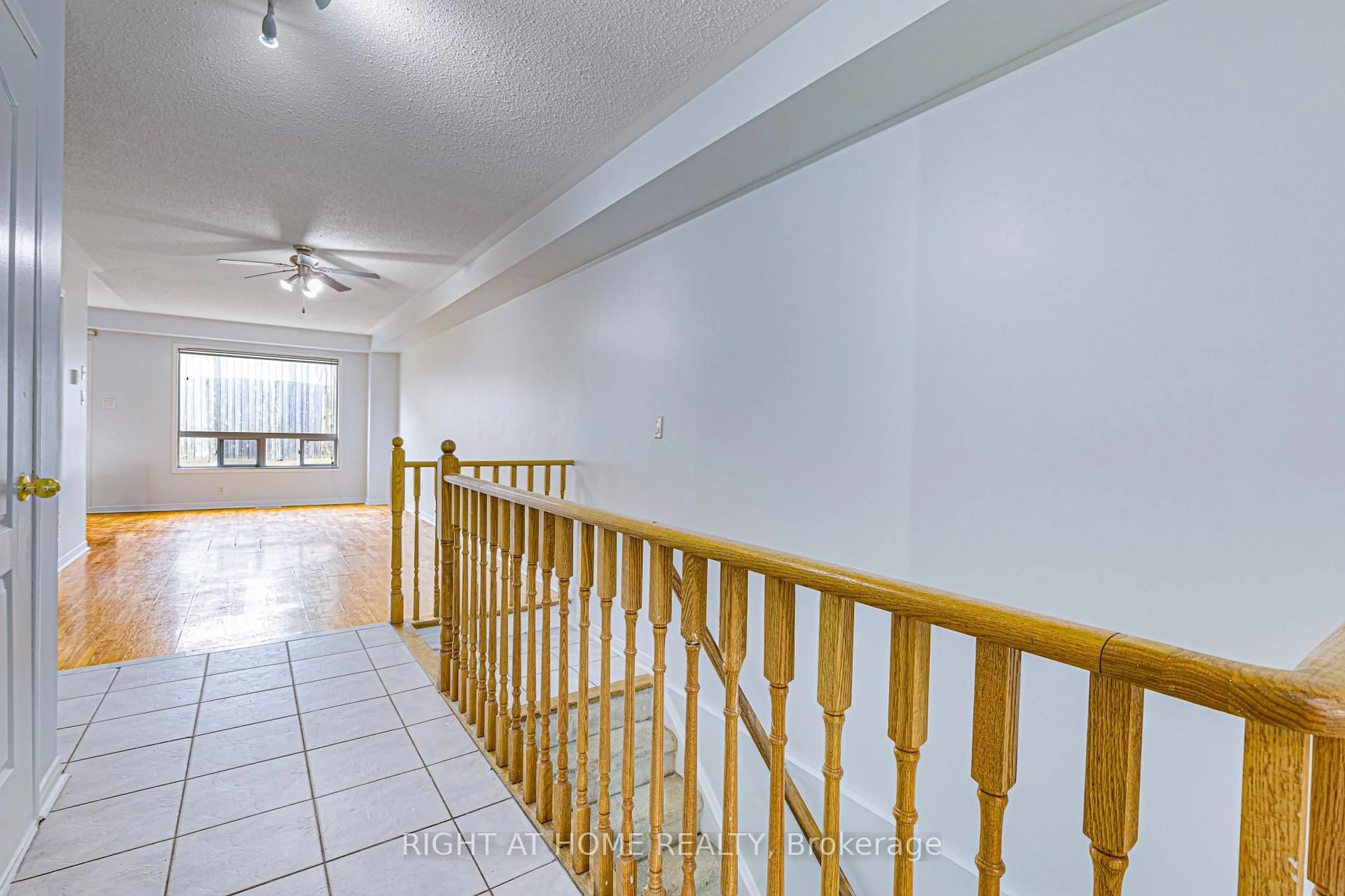 Indoor foyer for 770 OTHELLO Crt #5, Mississauga Ontario L5W 1Y2