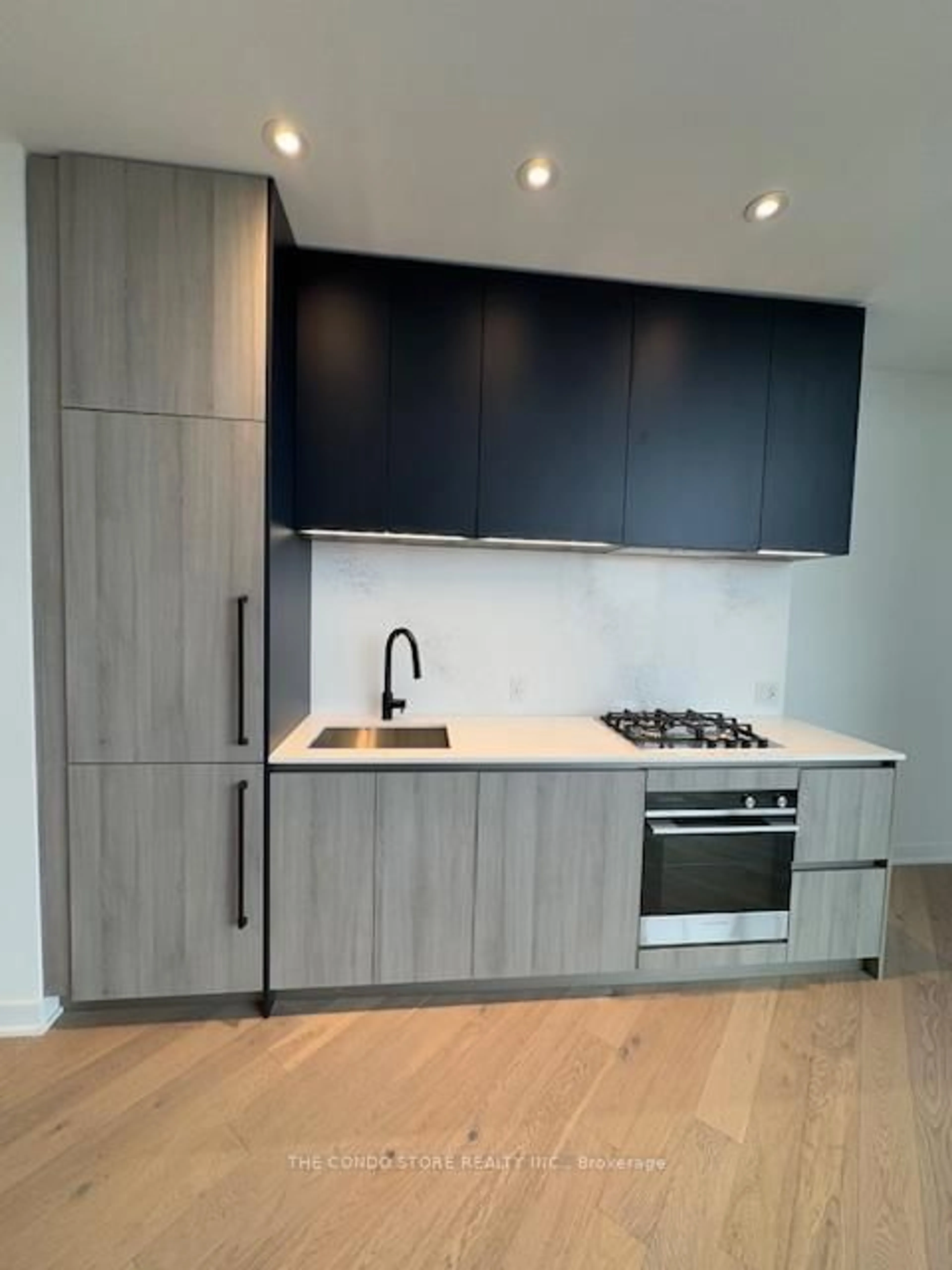 Standard kitchen, wood/laminate floor for 2625 Dundas St #809, Toronto Ontario M6P 0C5