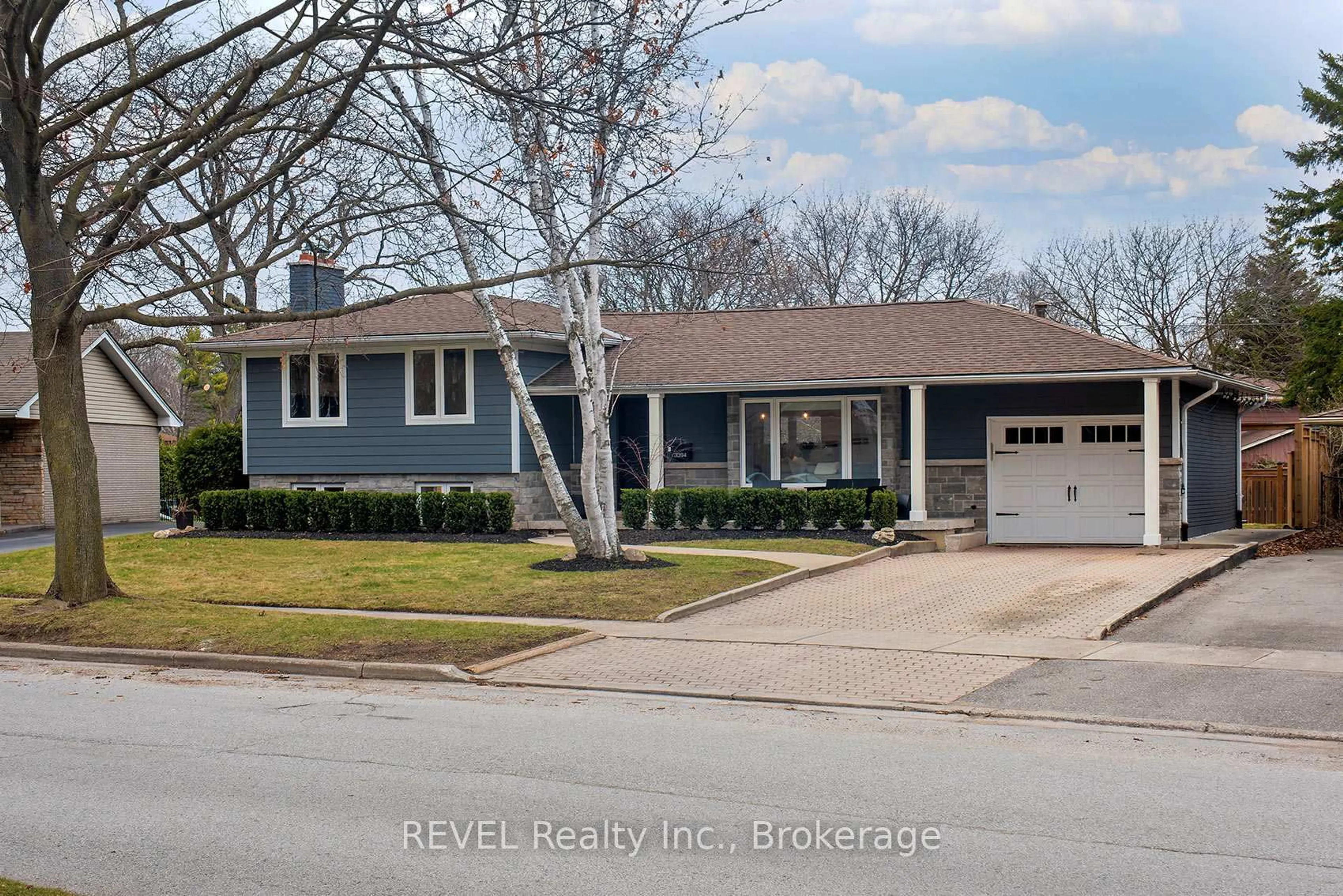 Home with vinyl exterior material, street for 3394 Guildwood Dr, Burlington Ontario L7N 1L7