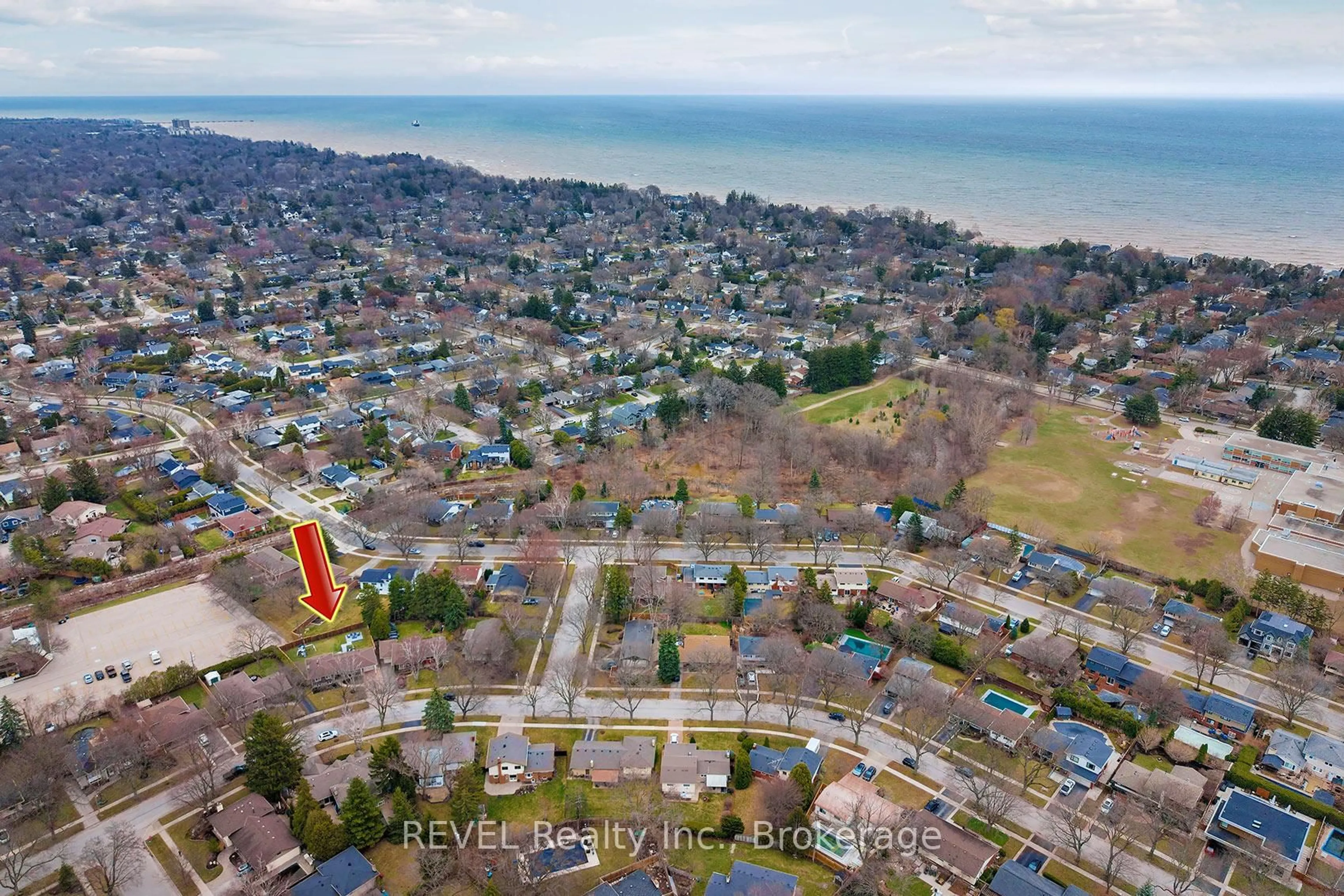 A pic from outside/outdoor area/front of a property/back of a property/a pic from drone, water/lake/river/ocean view for 3394 Guildwood Dr, Burlington Ontario L7N 1L7