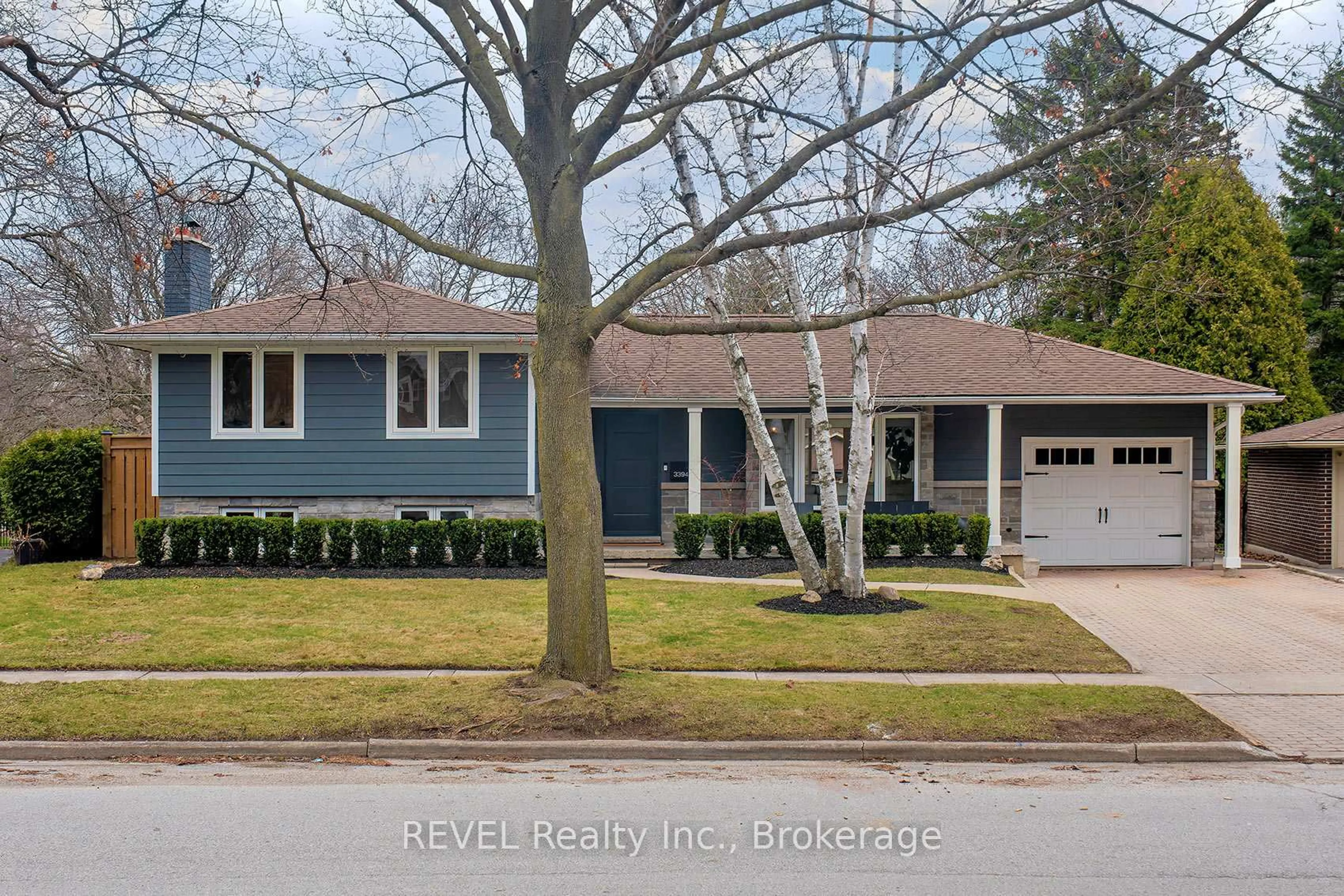 Home with vinyl exterior material, street for 3394 Guildwood Dr, Burlington Ontario L7N 1L7