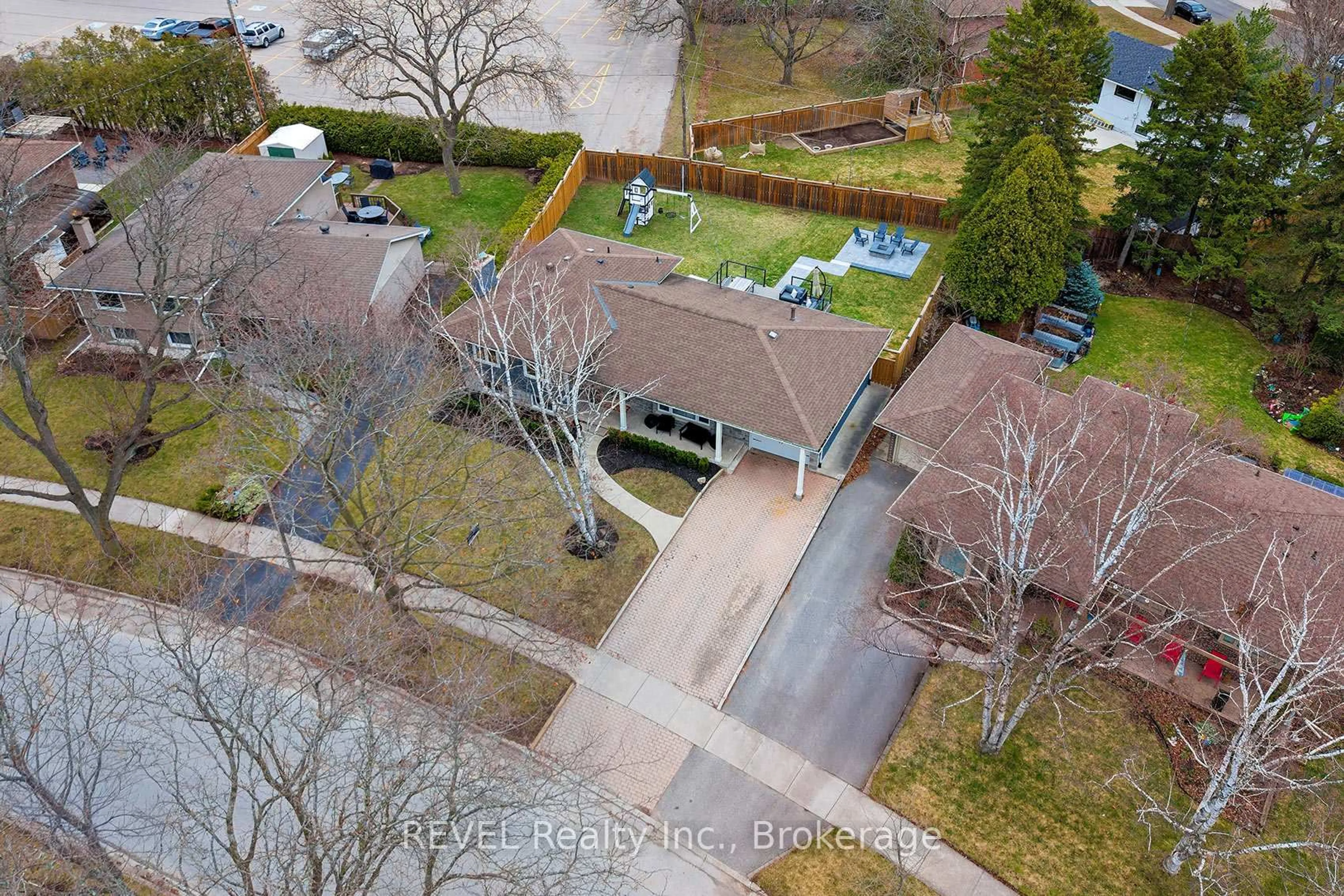 A pic from outside/outdoor area/front of a property/back of a property/a pic from drone, street for 3394 Guildwood Dr, Burlington Ontario L7N 1L7