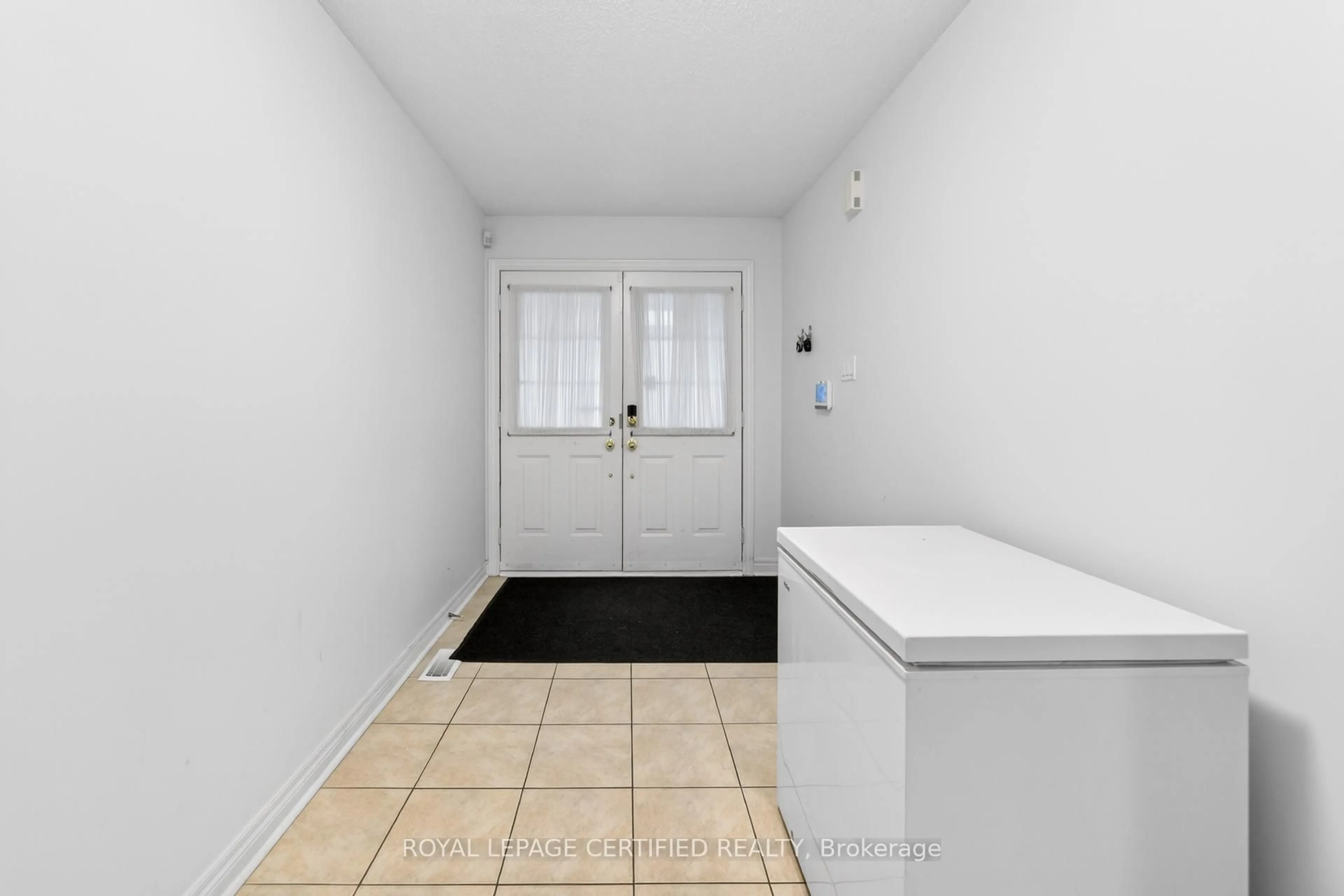 Indoor entryway for 32 Wildsky Rd, Brampton Ontario L6Y 5P6