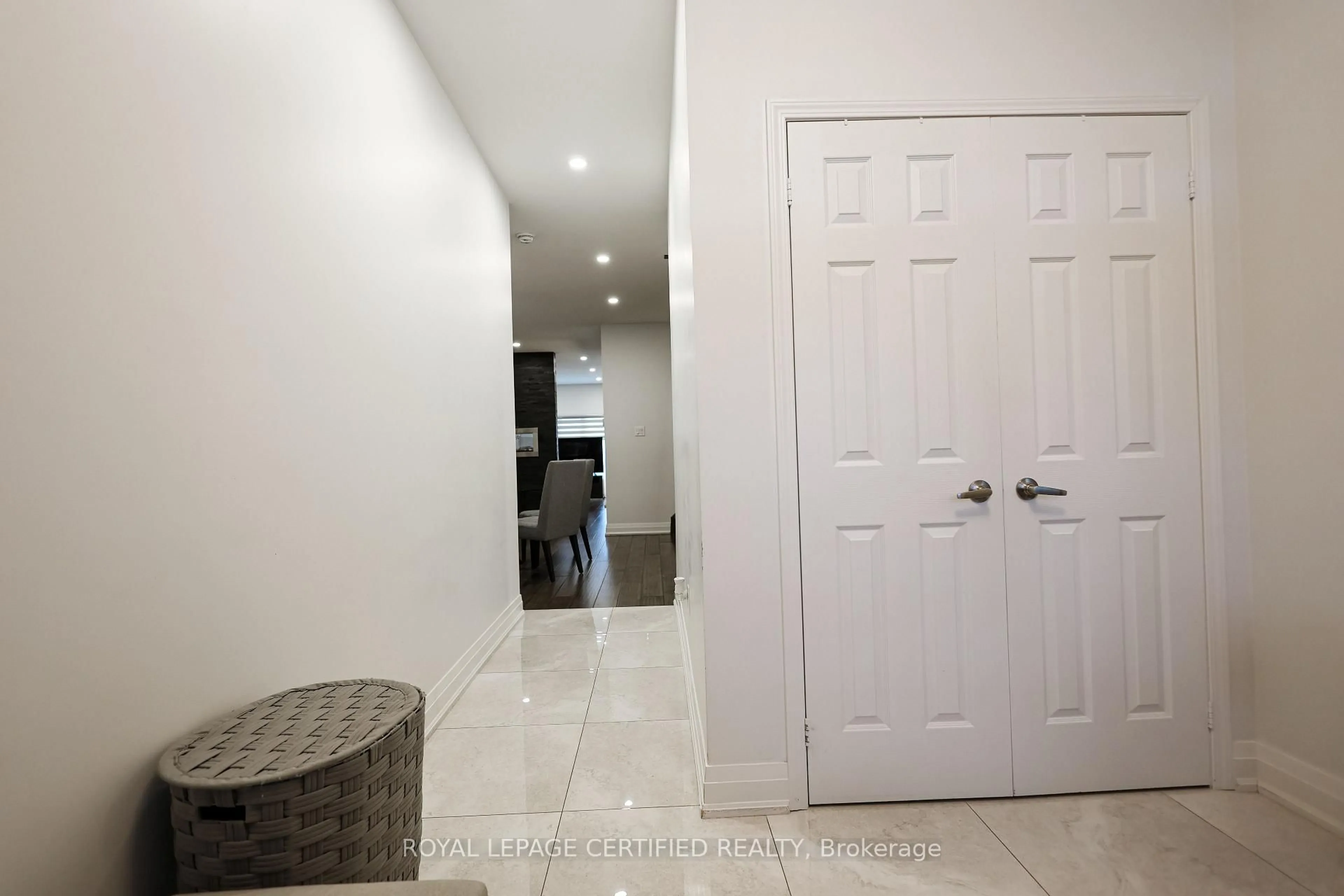 Indoor entryway for 28 Kilrea Way, Brampton Ontario L6X 0R1