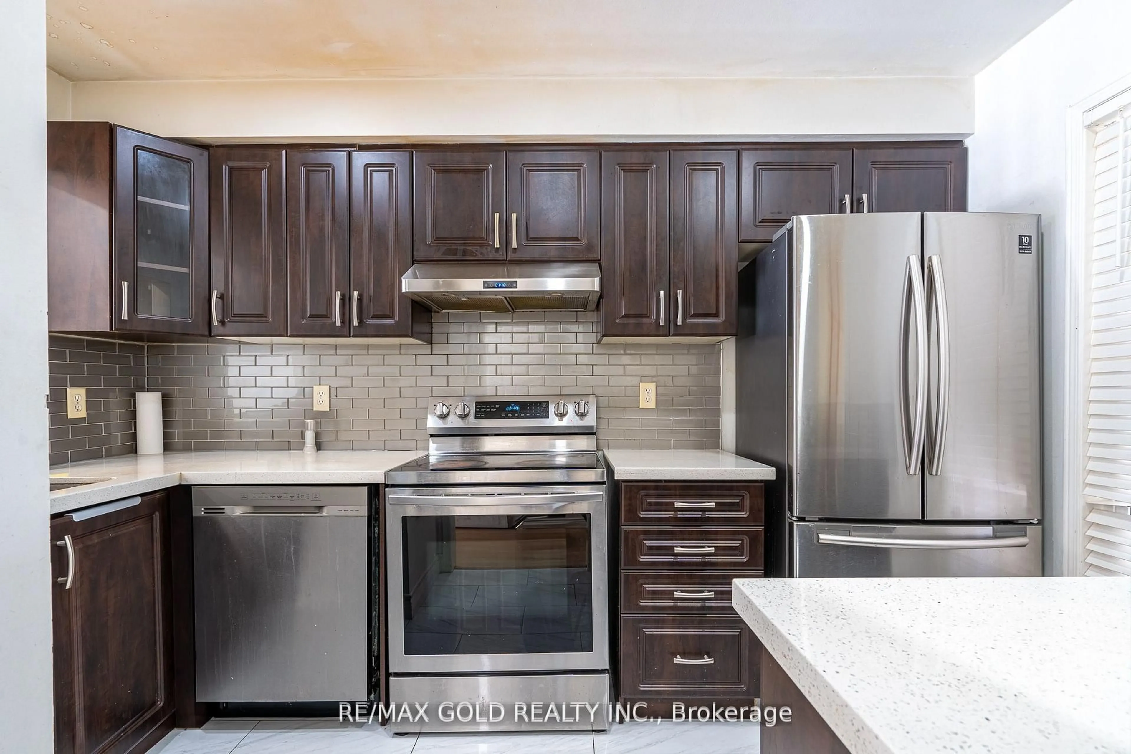 Open concept kitchen, ceramic/tile floor for 25 Clover Bloom Rd, Brampton Ontario L6R 1R8