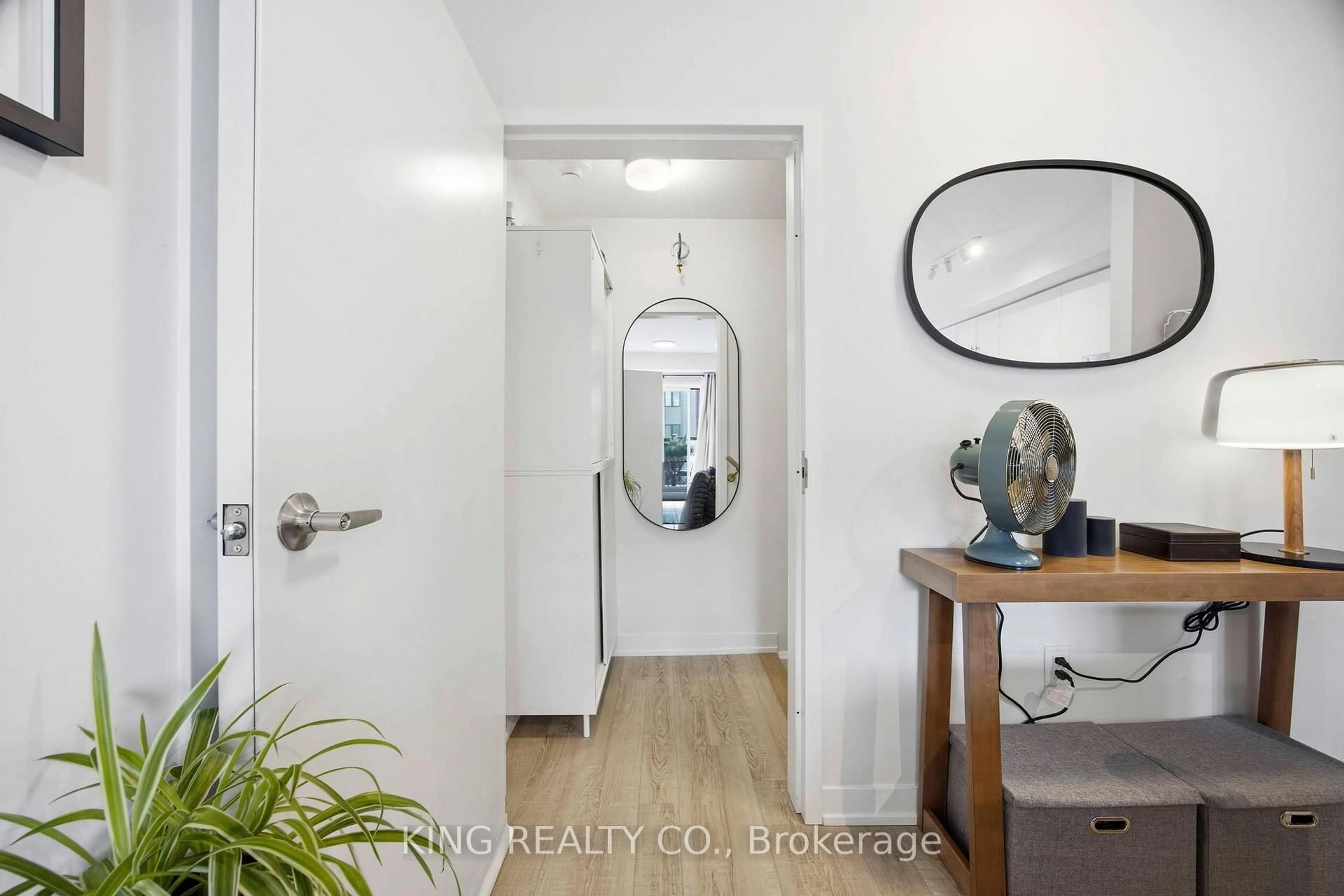 Indoor entryway for 3405 Ridgeway Dr #9, Mississauga Ontario L5L 0B9