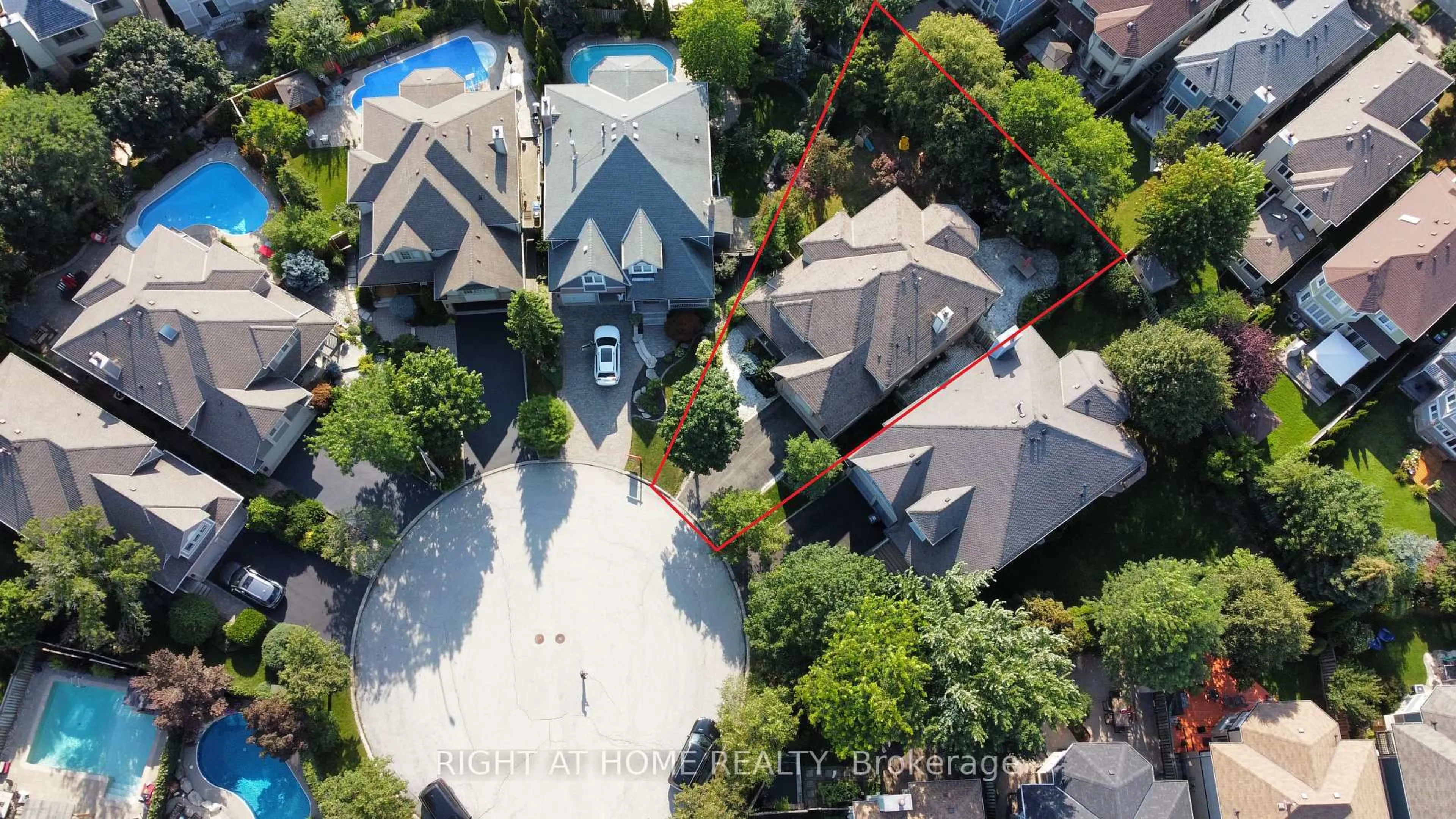 A pic from outside/outdoor area/front of a property/back of a property/a pic from drone, street for 2623 Charlotte Crt, Mississauga Ontario L5M 5E6