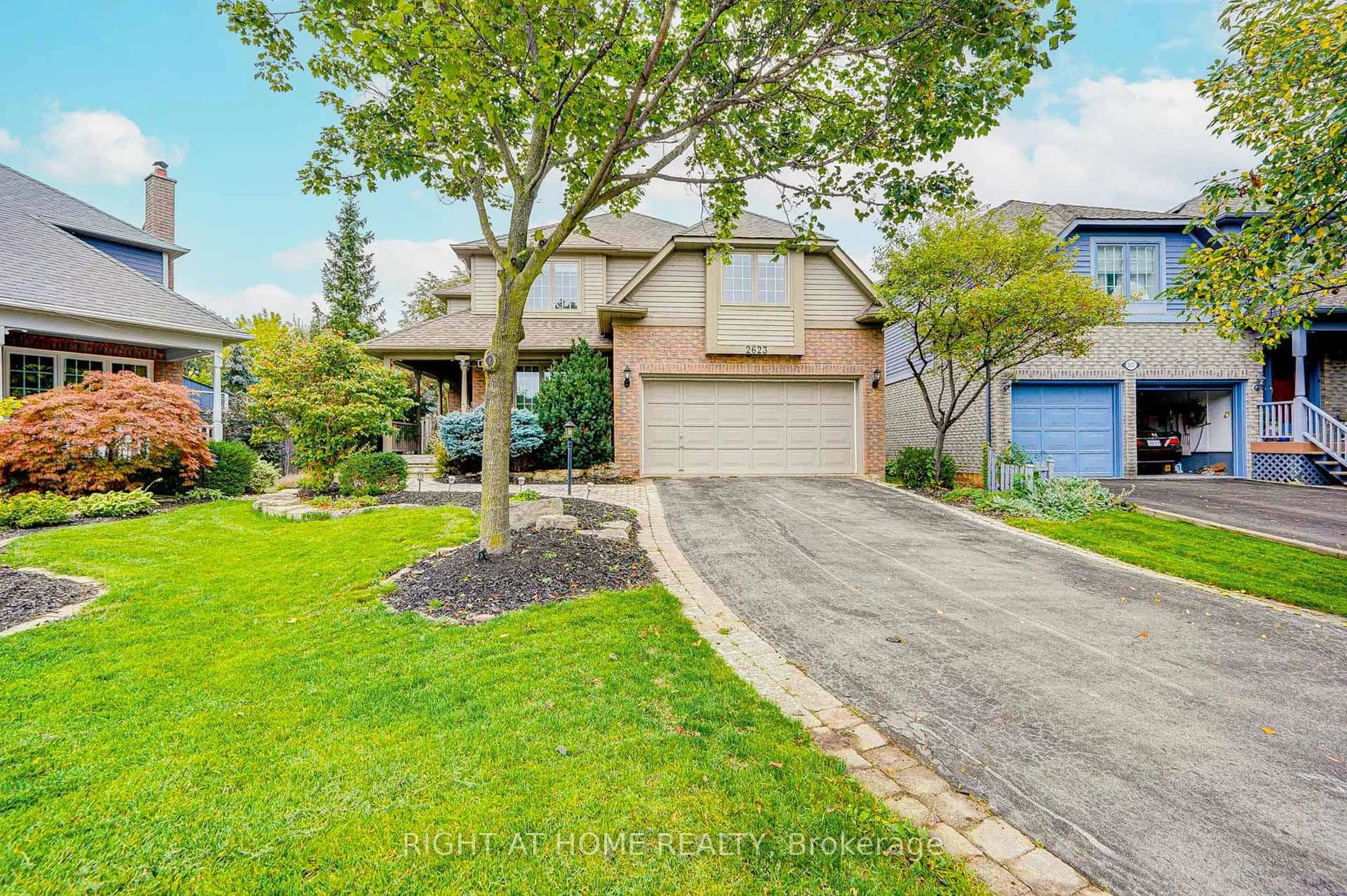 A pic from outside/outdoor area/front of a property/back of a property/a pic from drone, street for 2623 Charlotte Crt, Mississauga Ontario L5M 5E6