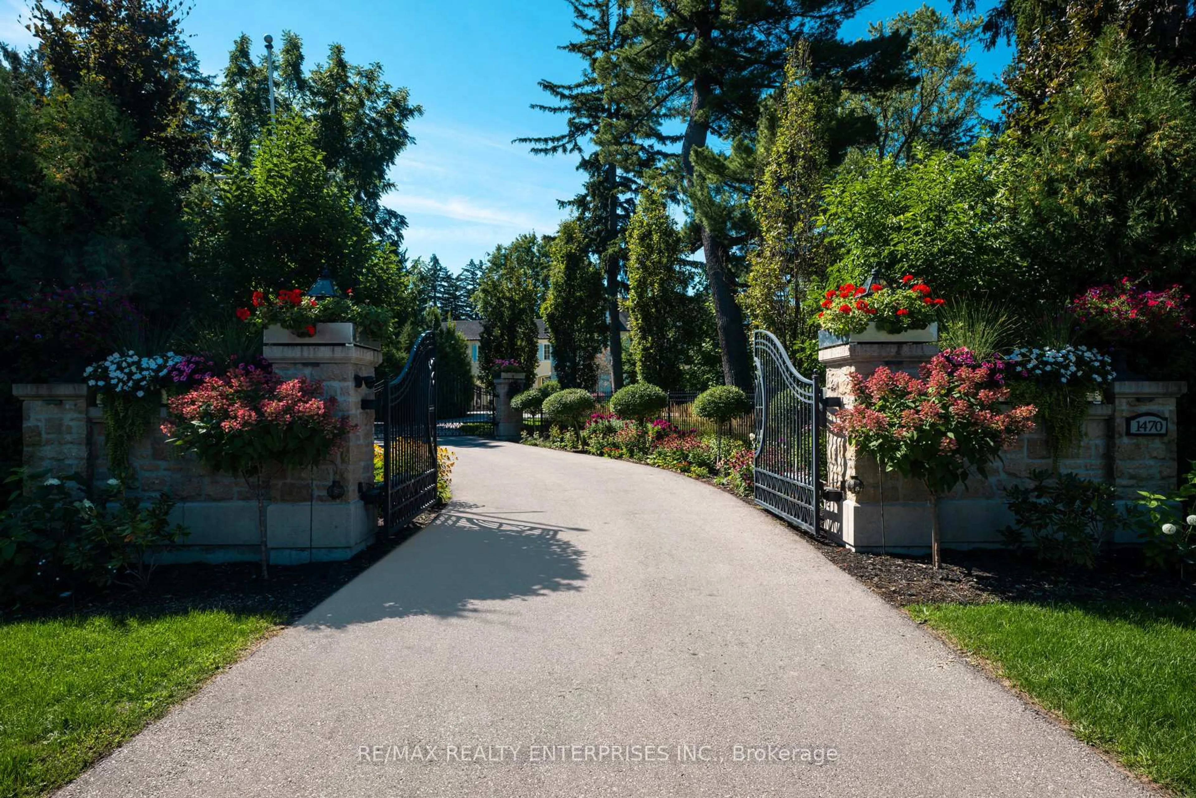 Patio, street for 1470 Mississauga Rd, Mississauga Ontario L5H 2J8