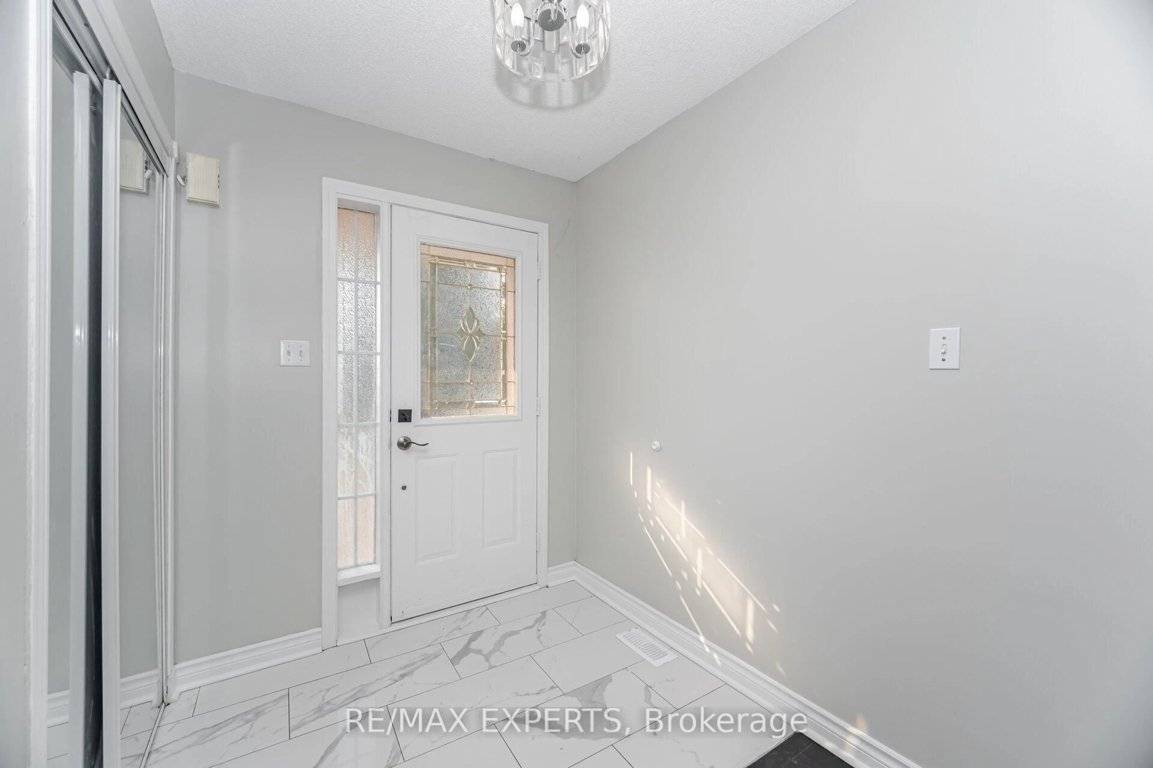 Indoor entryway for 82 Twin Pines Cres, Brampton Ontario L7A 1M8