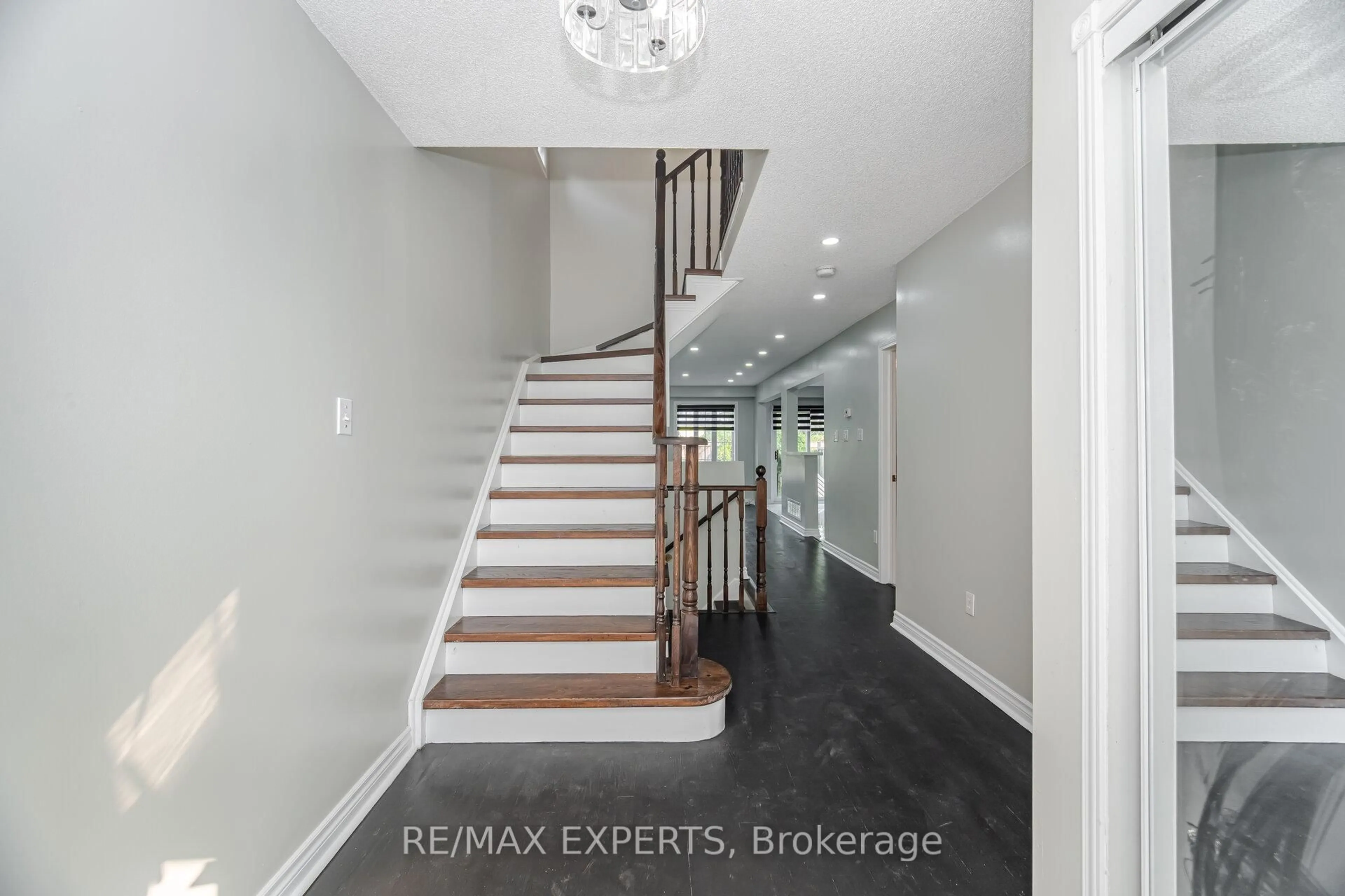 Indoor entryway for 82 Twin Pines Cres, Brampton Ontario L7A 1M8