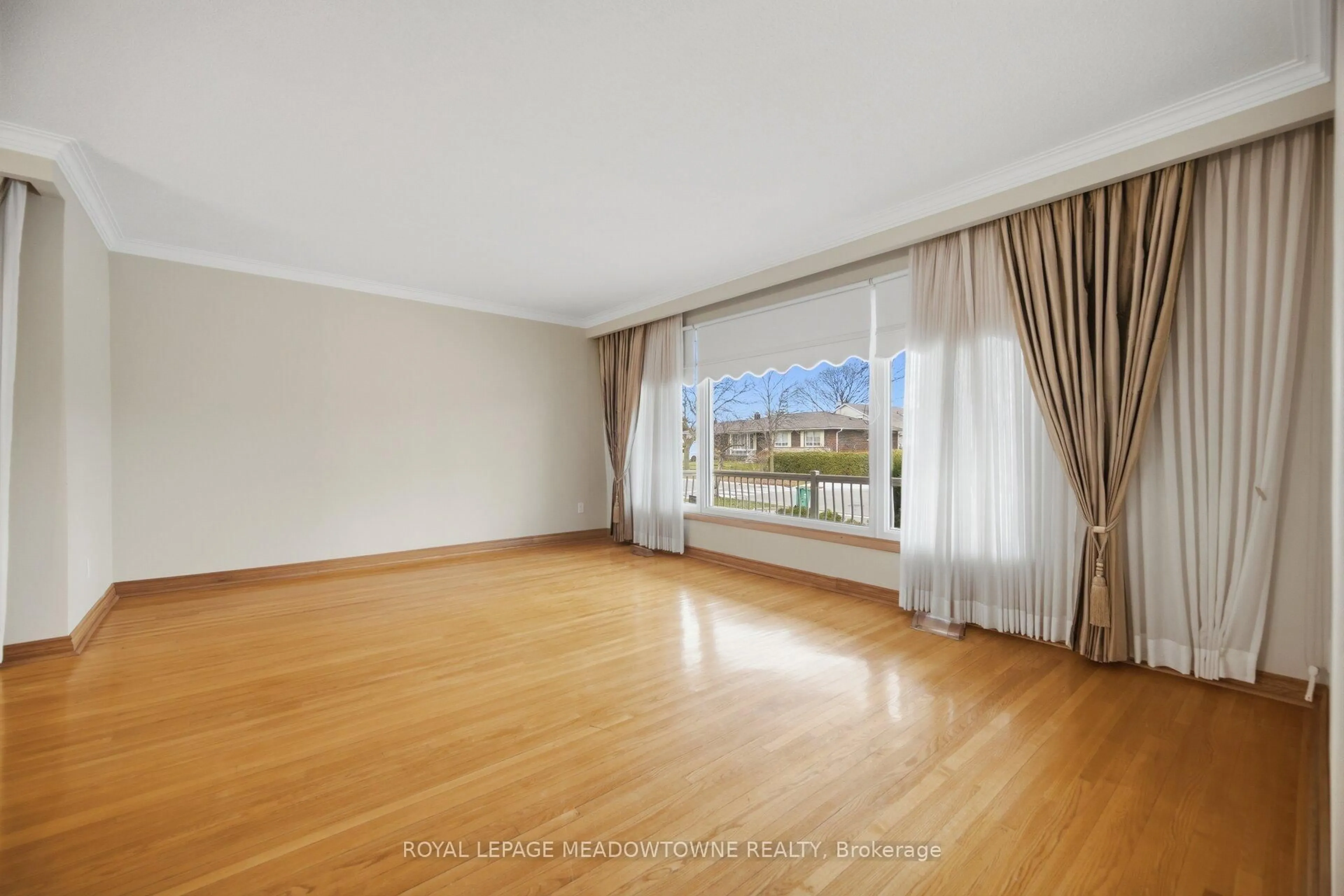 A pic of a room for 854 Runningbrook Dr, Mississauga Ontario L4Y 2S1