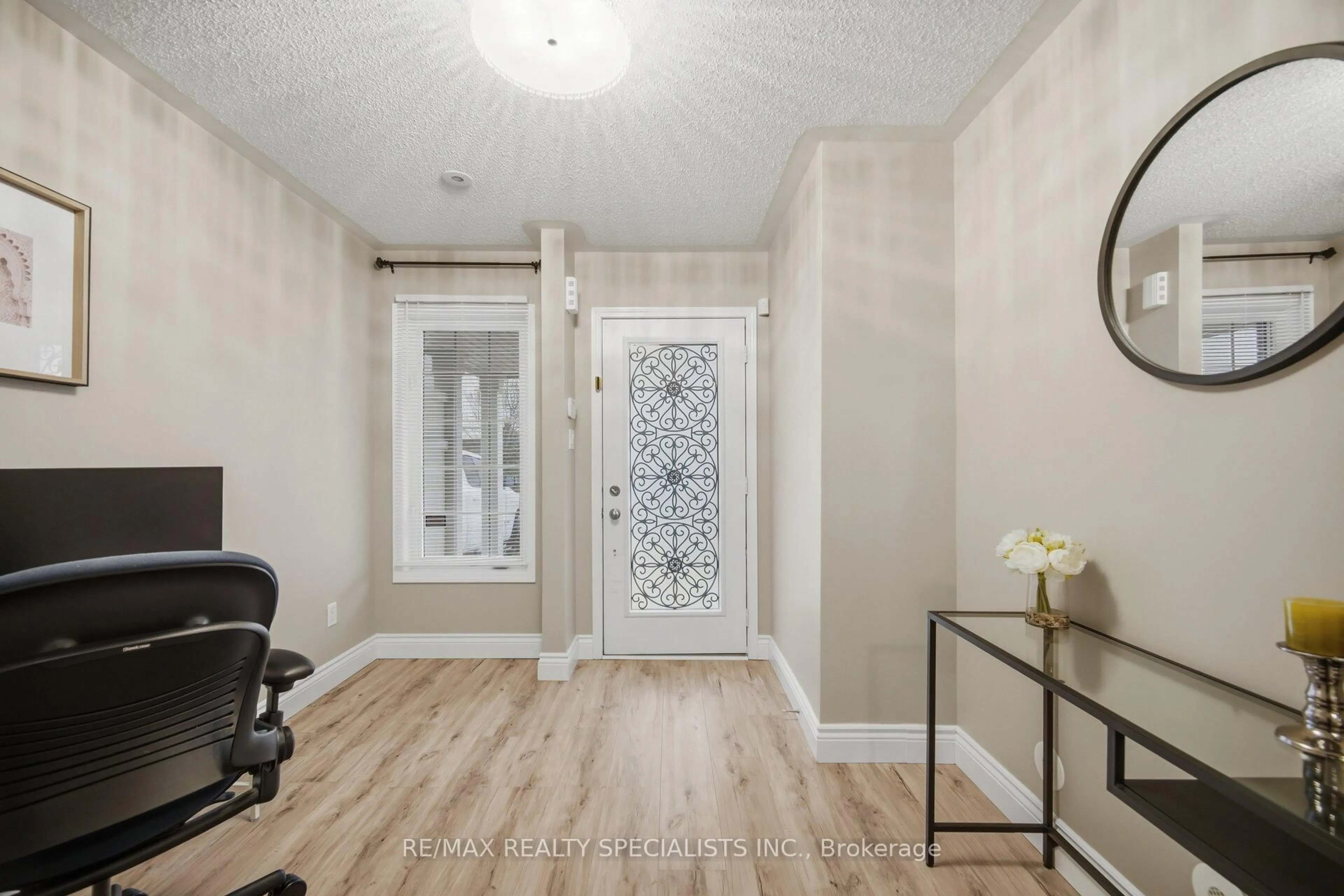 Indoor entryway for 932 Sprague Pl, Milton Ontario L9T 0K8