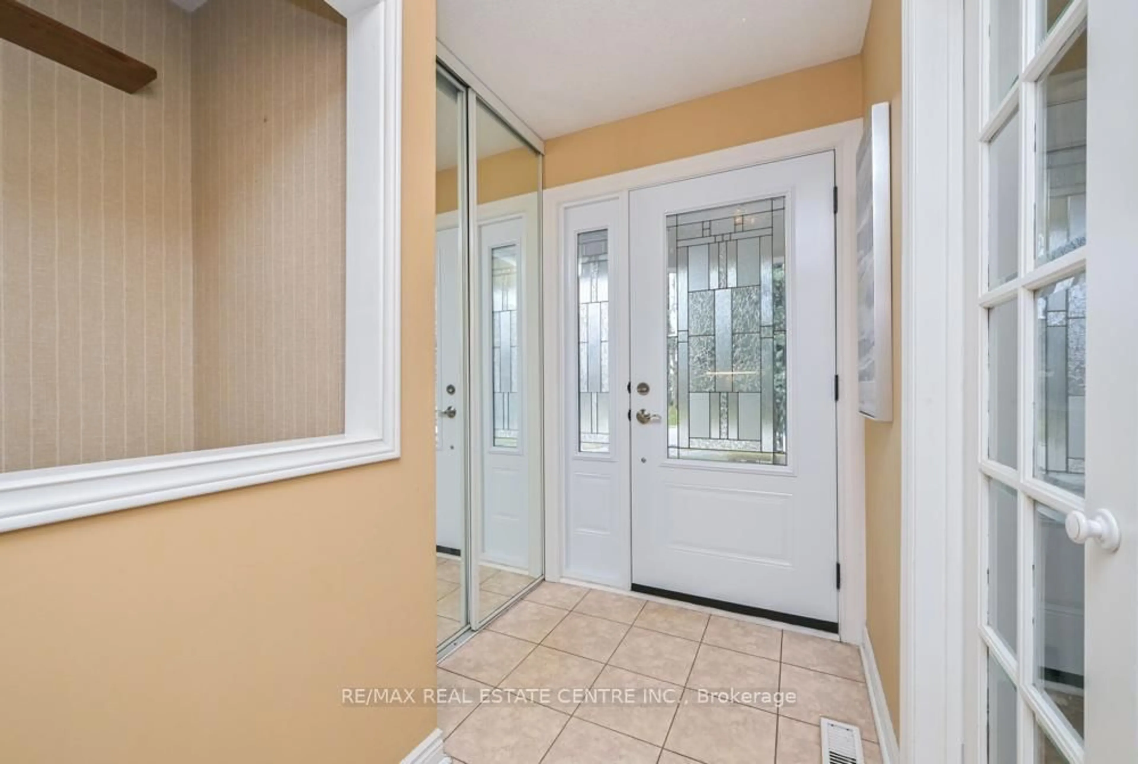 Indoor entryway for 46 Grassington Cres, Brampton Ontario L6S 1Z6
