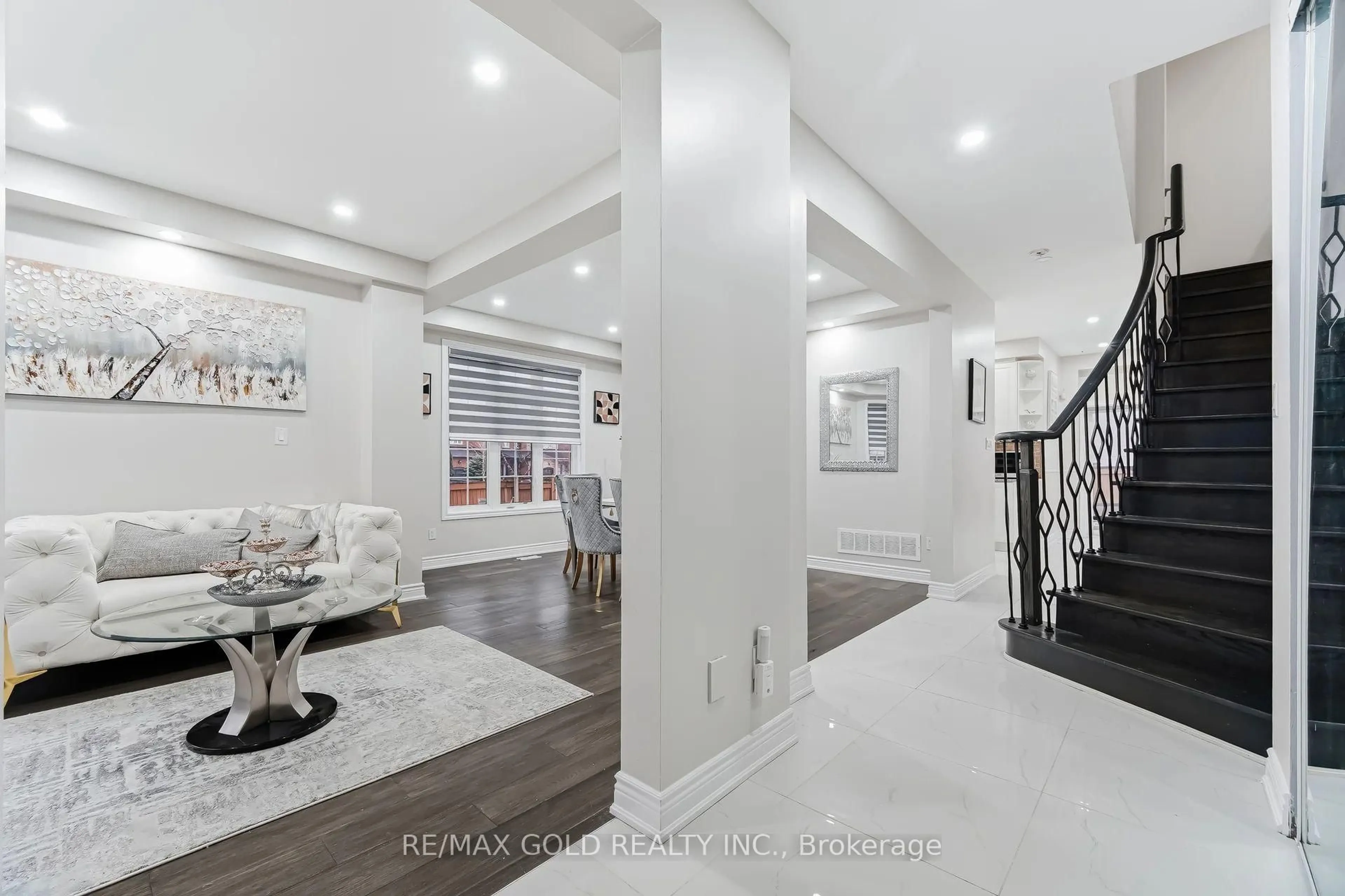 Indoor entryway for 29 Laurentide Cres, Brampton Ontario L6P 1Y3