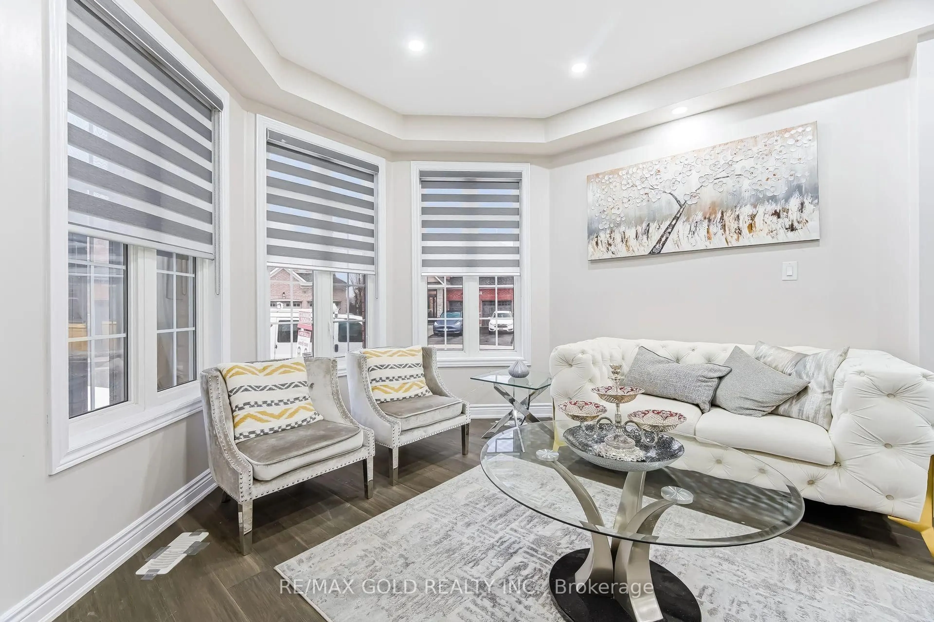 Living room with furniture, unknown for 29 Laurentide Cres, Brampton Ontario L6P 1Y3