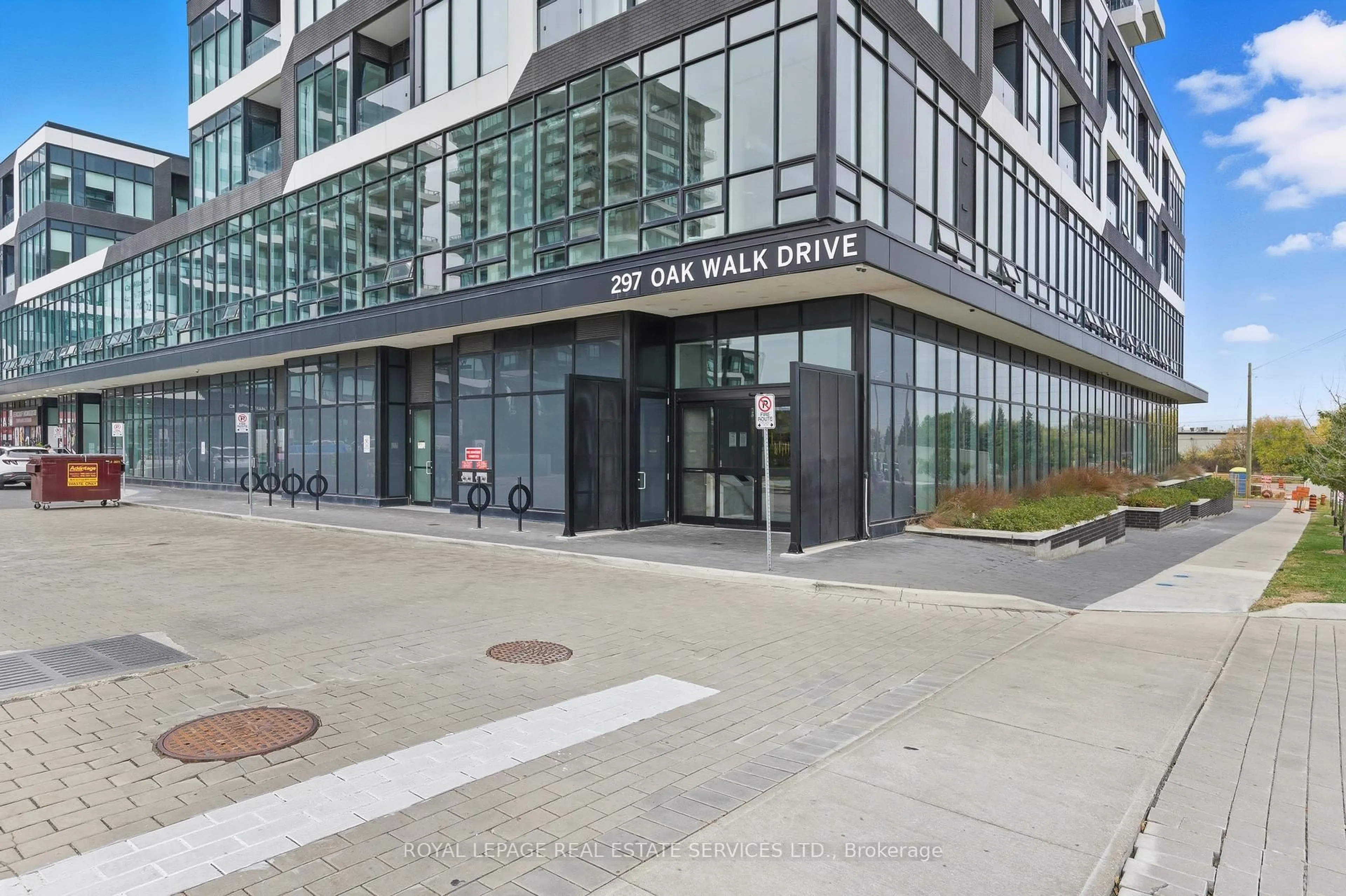 Indoor foyer for 297 Oak Walk Dr #314, Oakville Ontario L6H 3R6