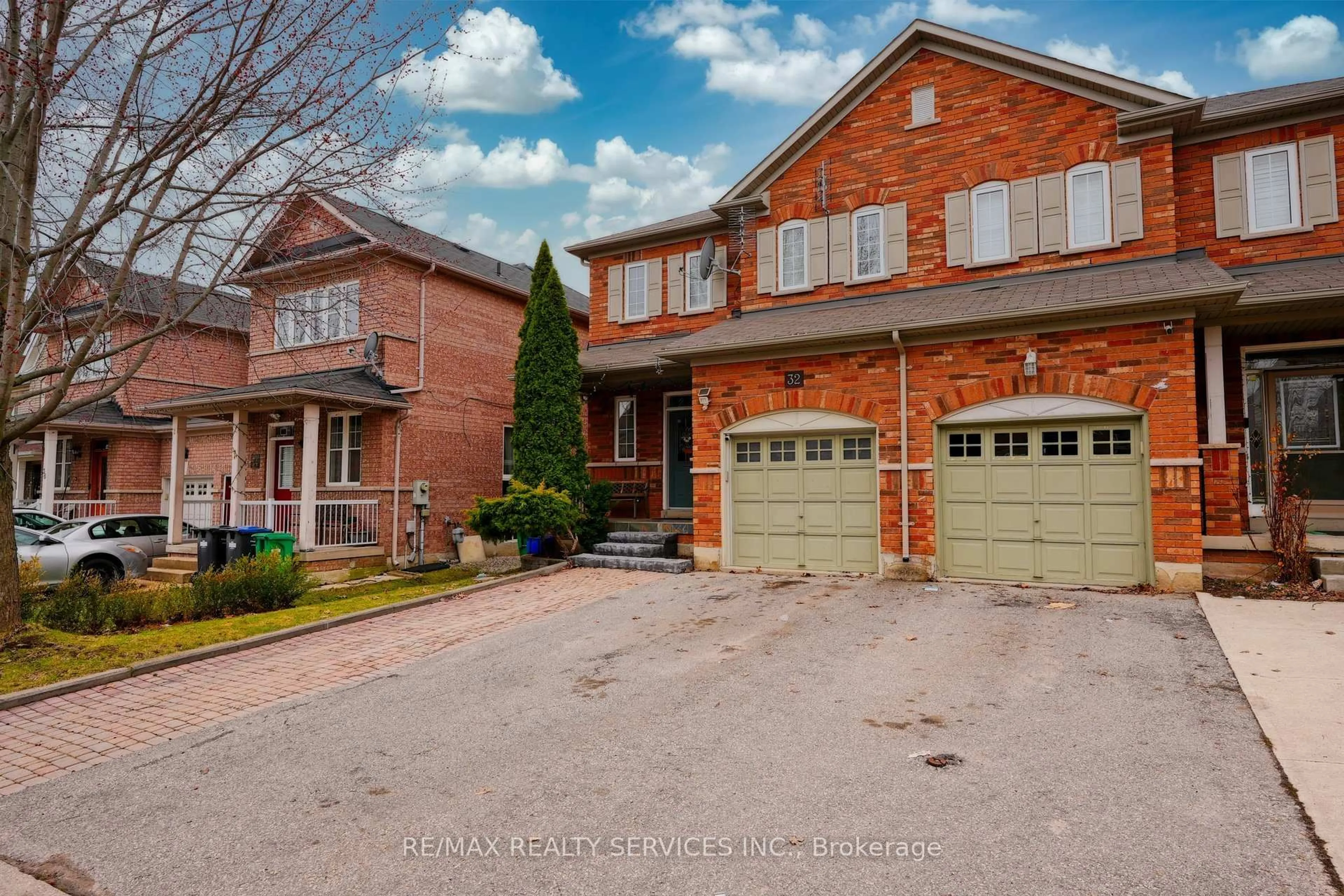 Home with brick exterior material, street for 32 Ashdale Rd, Brampton Ontario L6Y 5M7
