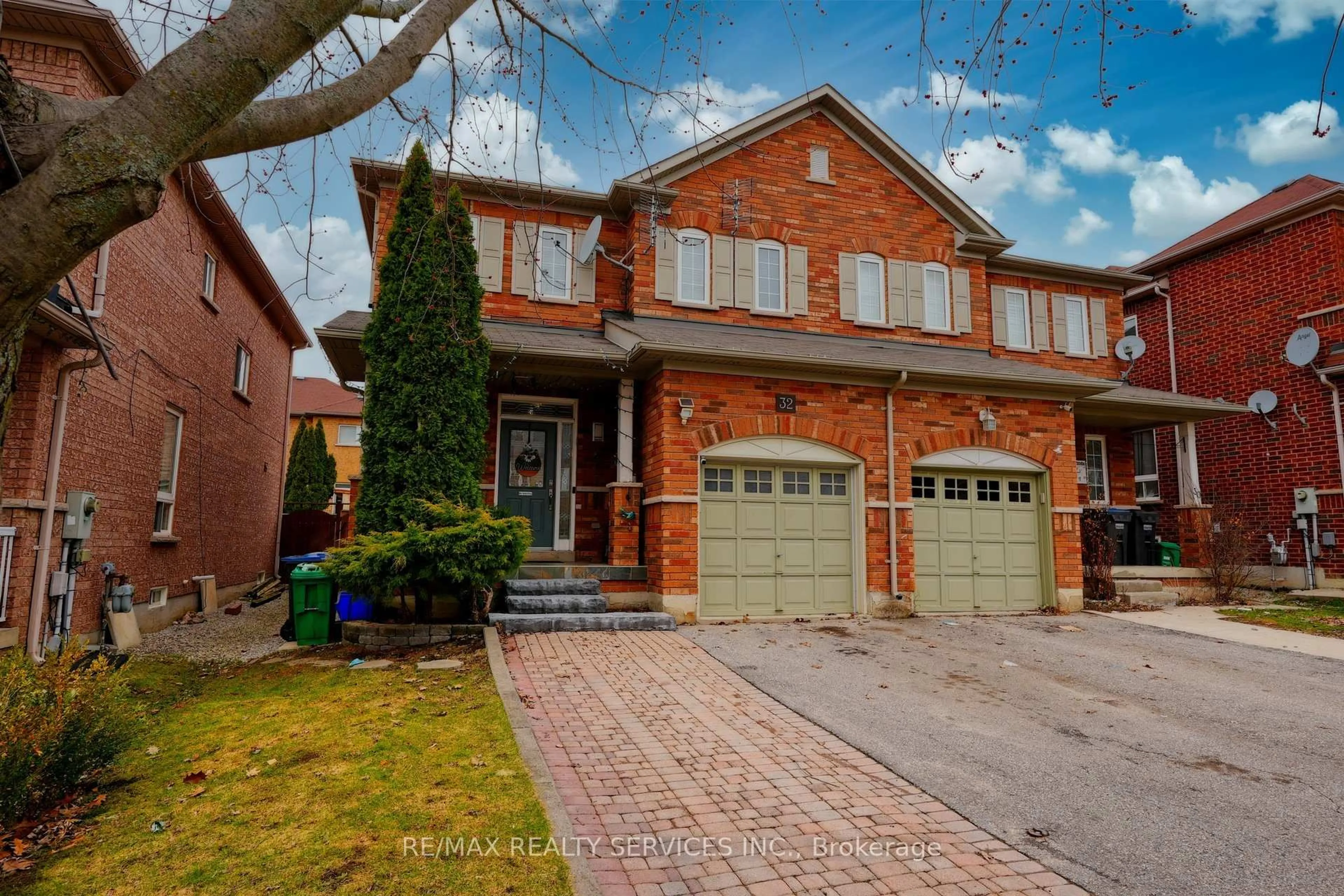 Home with brick exterior material, street for 32 Ashdale Rd, Brampton Ontario L6Y 5M7