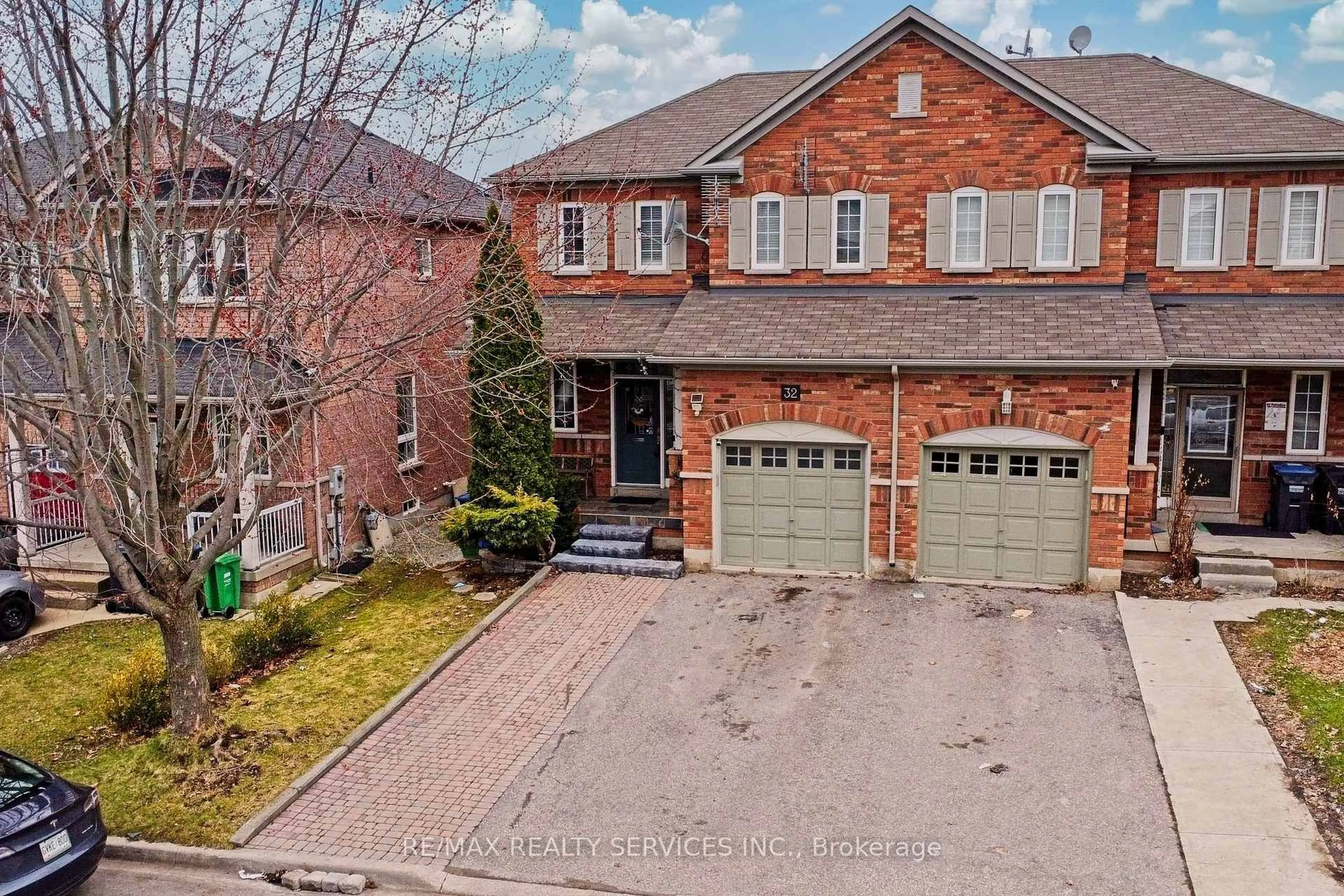 A pic from outside/outdoor area/front of a property/back of a property/a pic from drone, street for 32 Ashdale Rd, Brampton Ontario L6Y 5M7