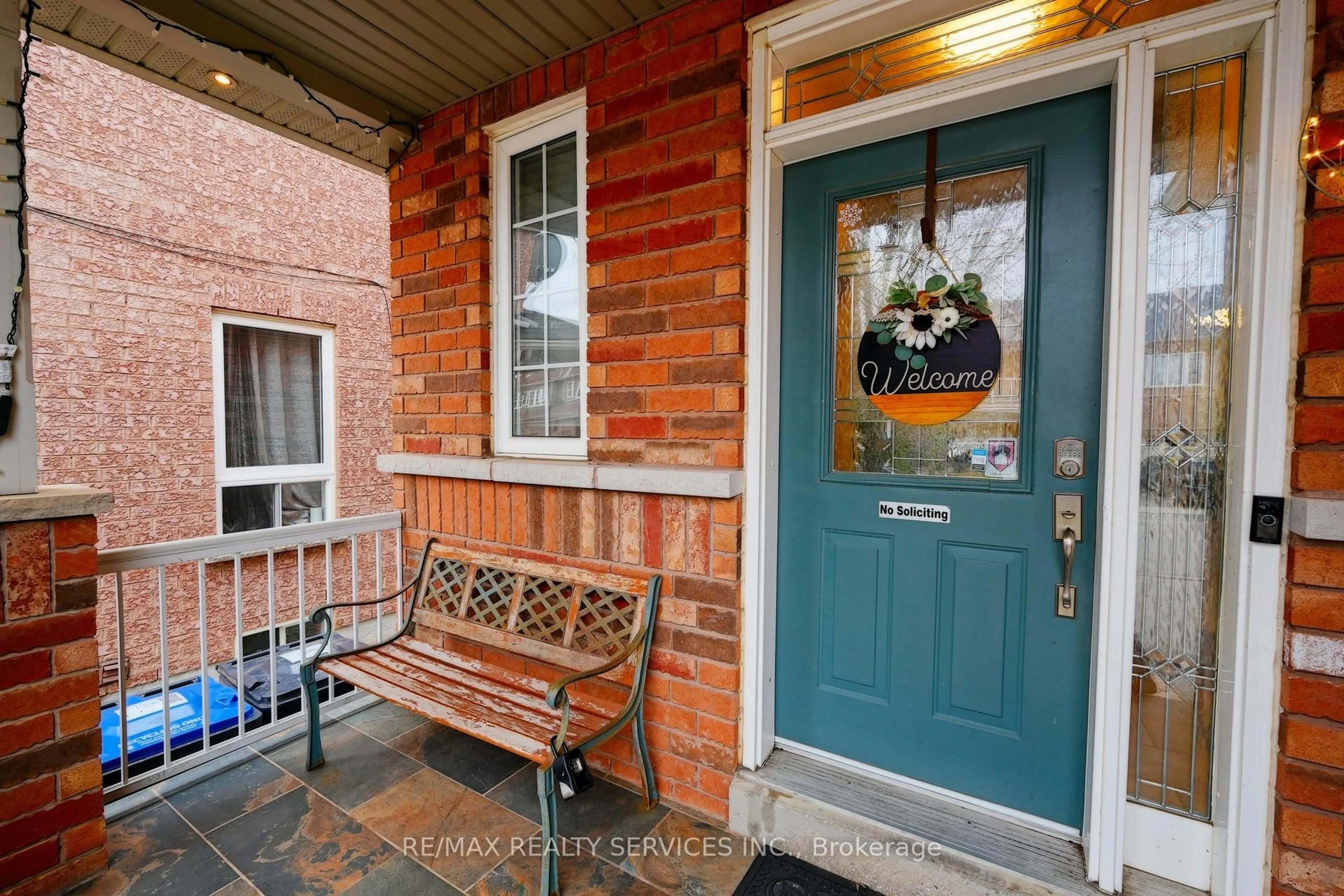 Indoor entryway for 32 Ashdale Rd, Brampton Ontario L6Y 5M7