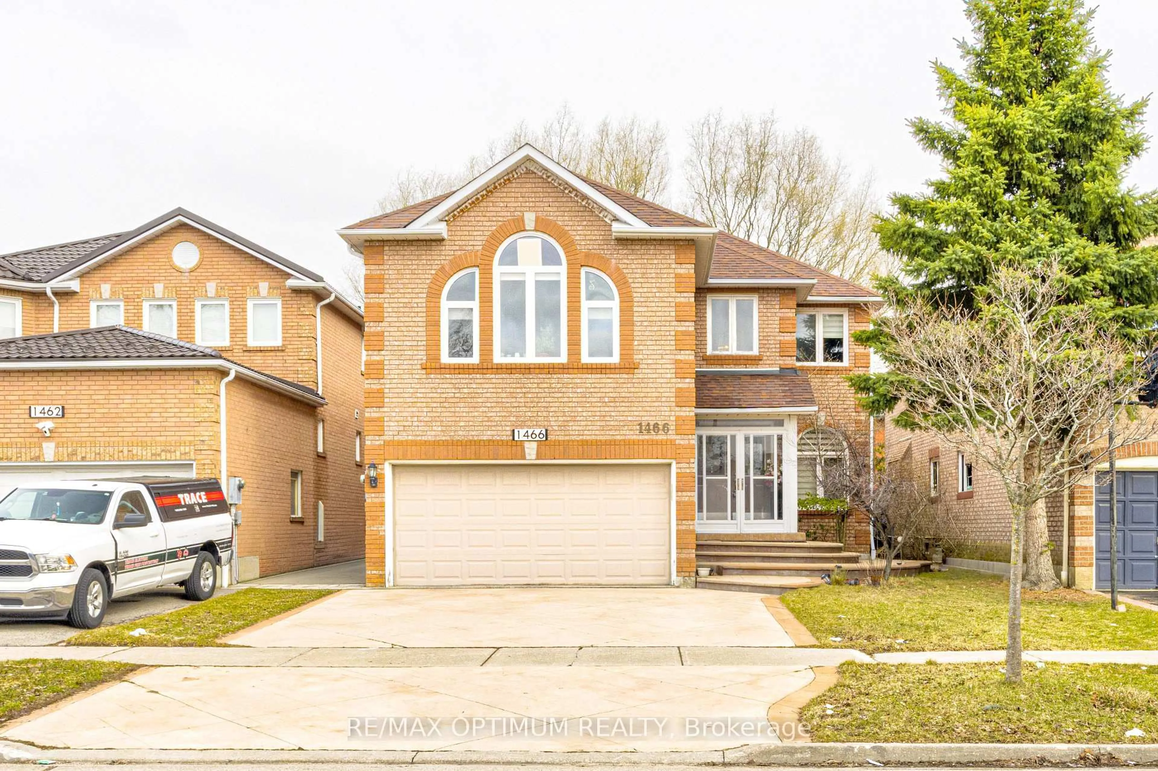 Home with brick exterior material, street for 1466 Willowvale Gdns, Mississauga Ontario L5V 1T7