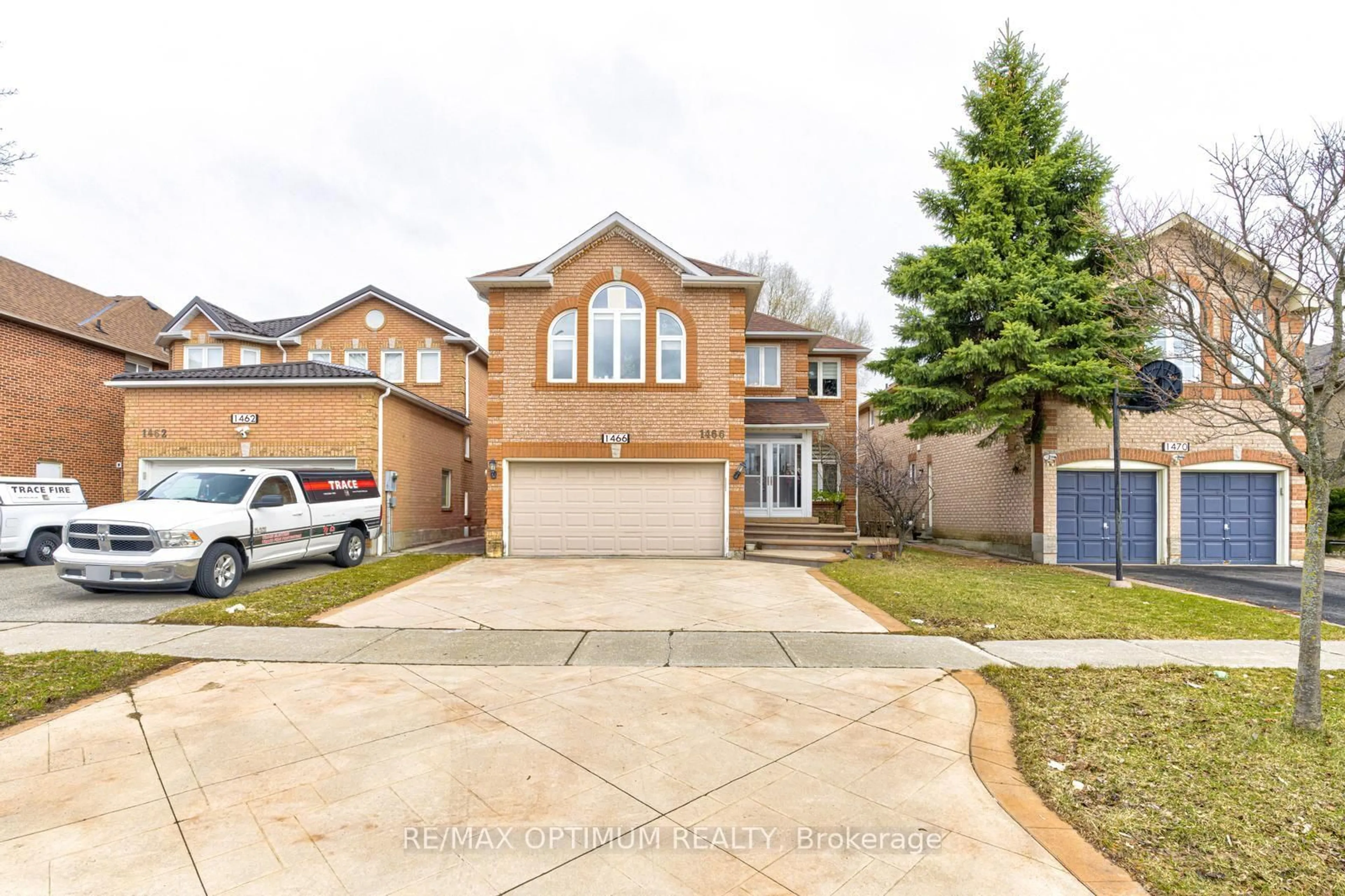 Home with brick exterior material, street for 1466 Willowvale Gdns, Mississauga Ontario L5V 1T7