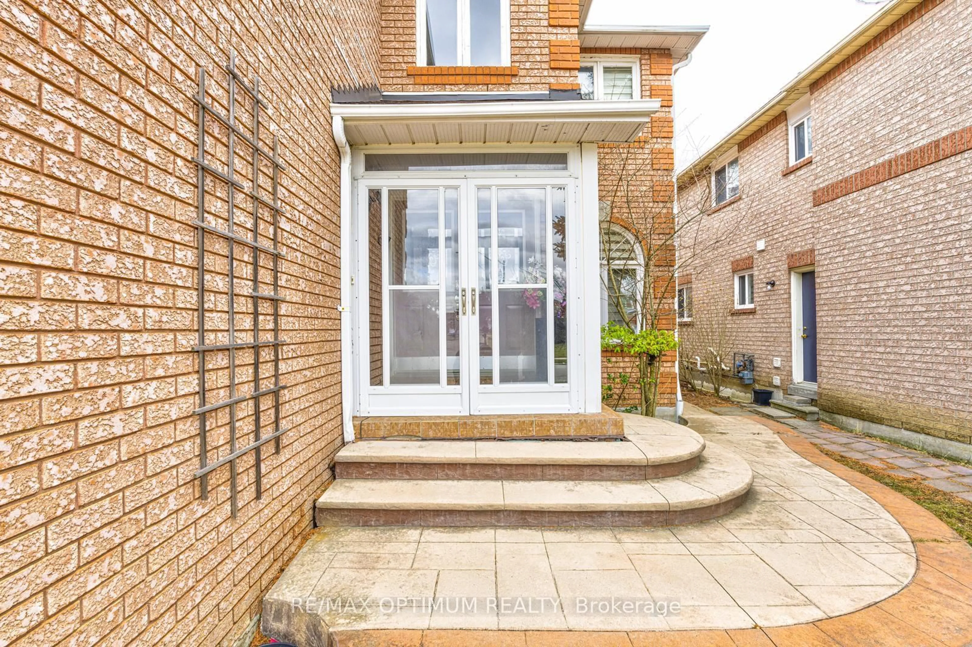 Home with brick exterior material, street for 1466 Willowvale Gdns, Mississauga Ontario L5V 1T7