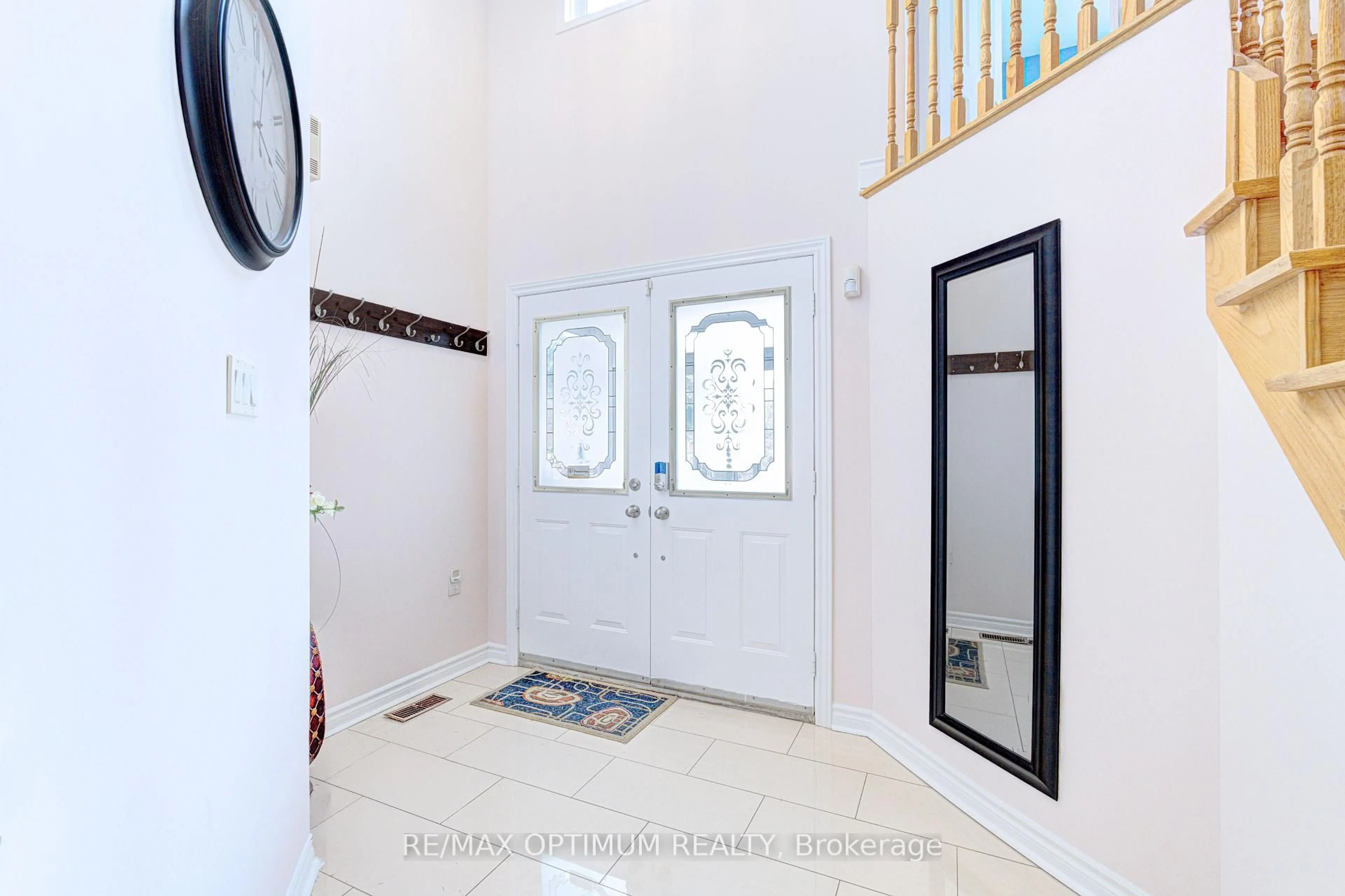 Indoor foyer for 1466 Willowvale Gdns, Mississauga Ontario L5V 1T7