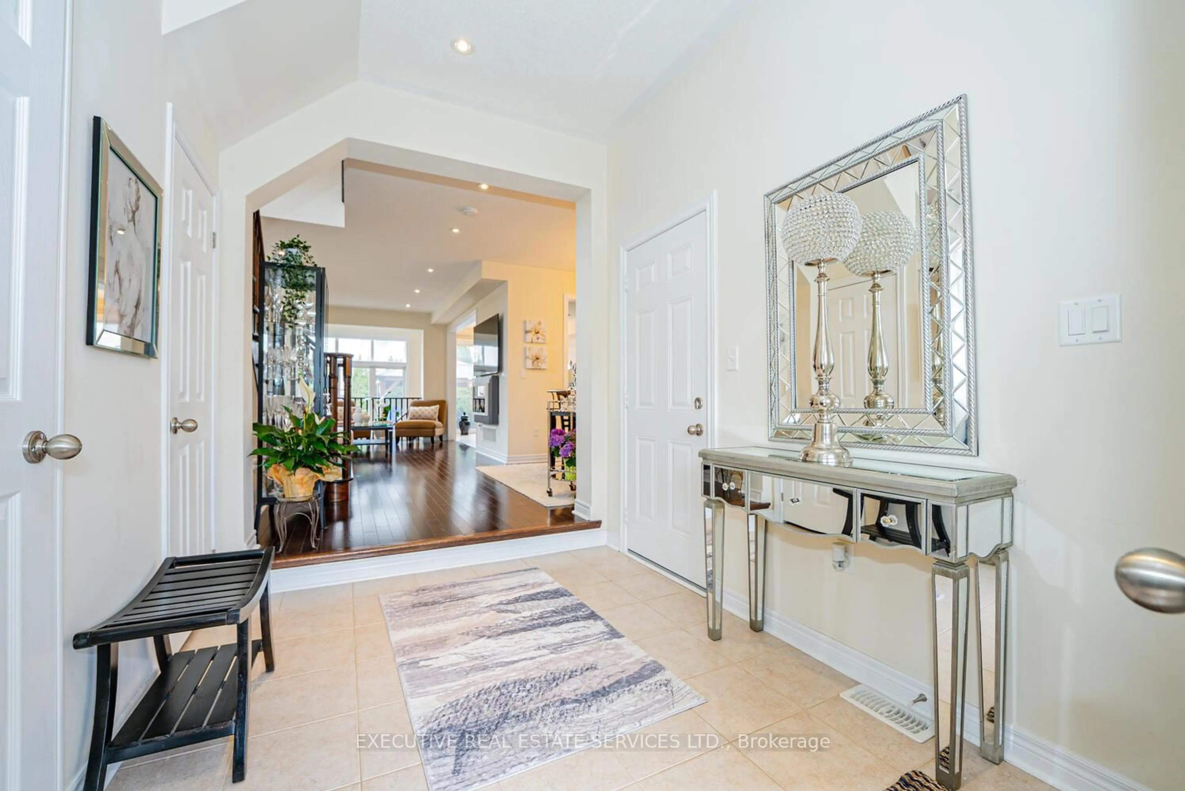 Indoor entryway for 3275 Stalybridge Dr #21, Oakville Ontario L6M 0L2