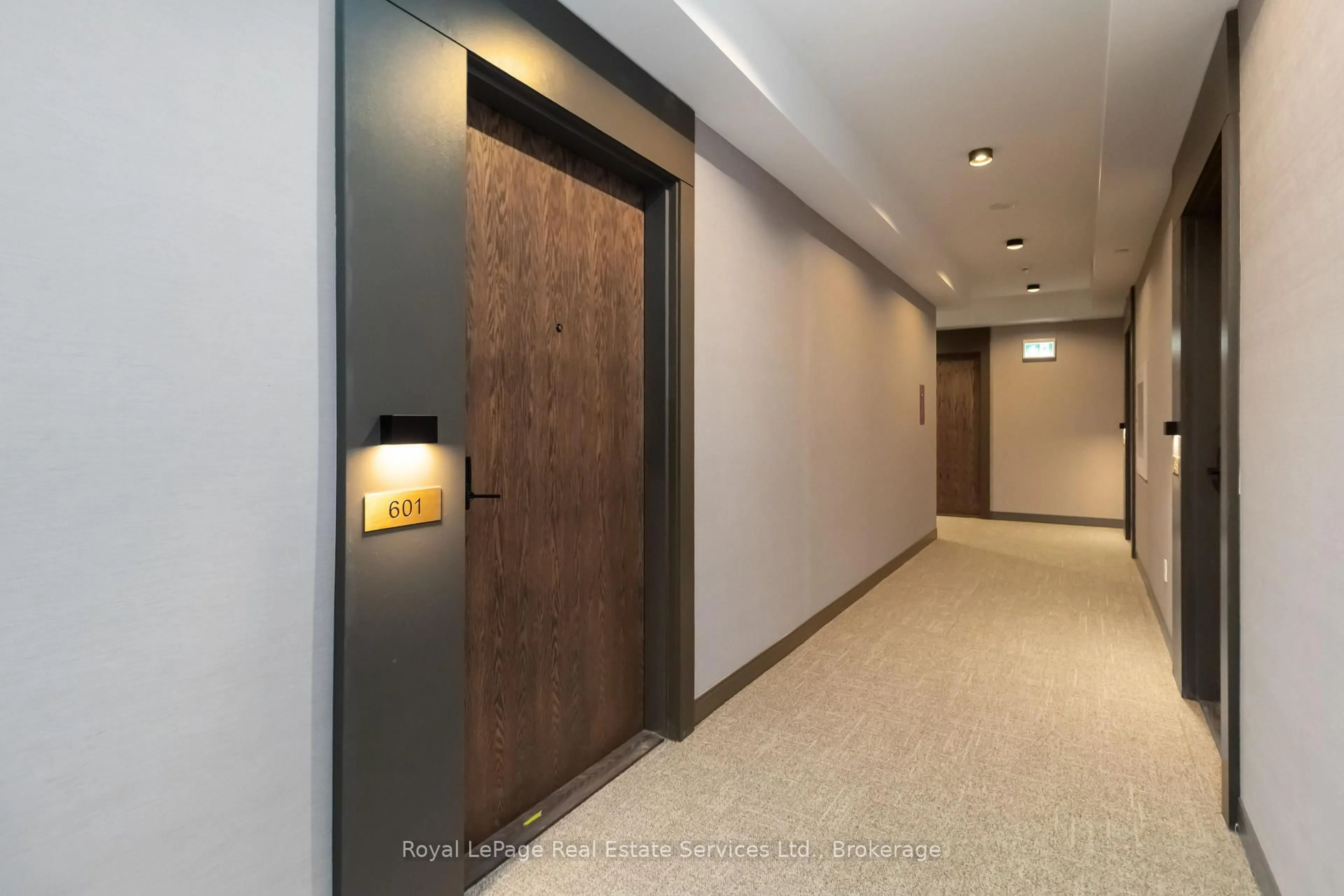 Indoor foyer for 1035 Southdown Rd #601, Mississauga Ontario L5J 0A2