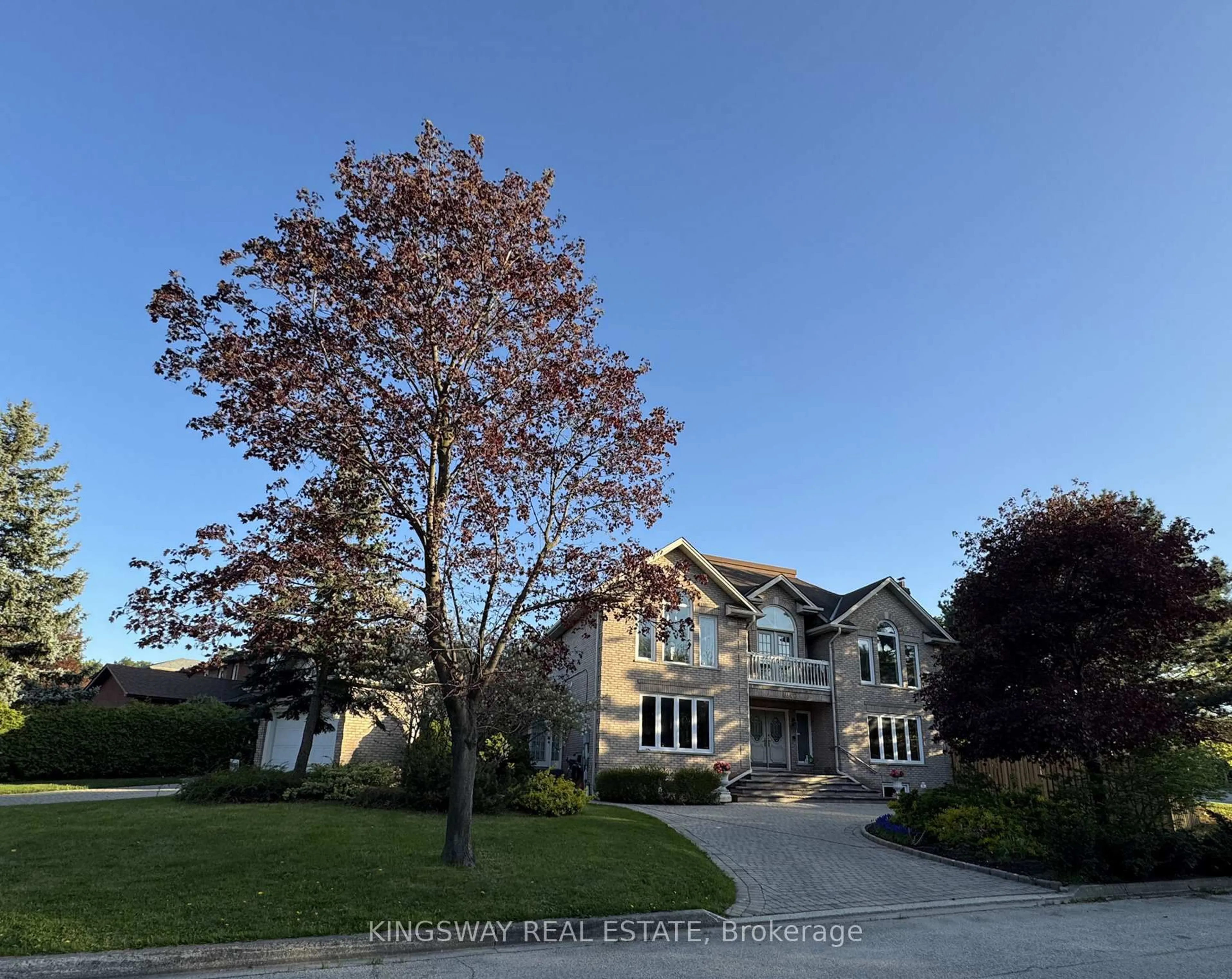 A pic from outside/outdoor area/front of a property/back of a property/a pic from drone, street for 4040 Lookout Crt, Mississauga Ontario L4W 4E9