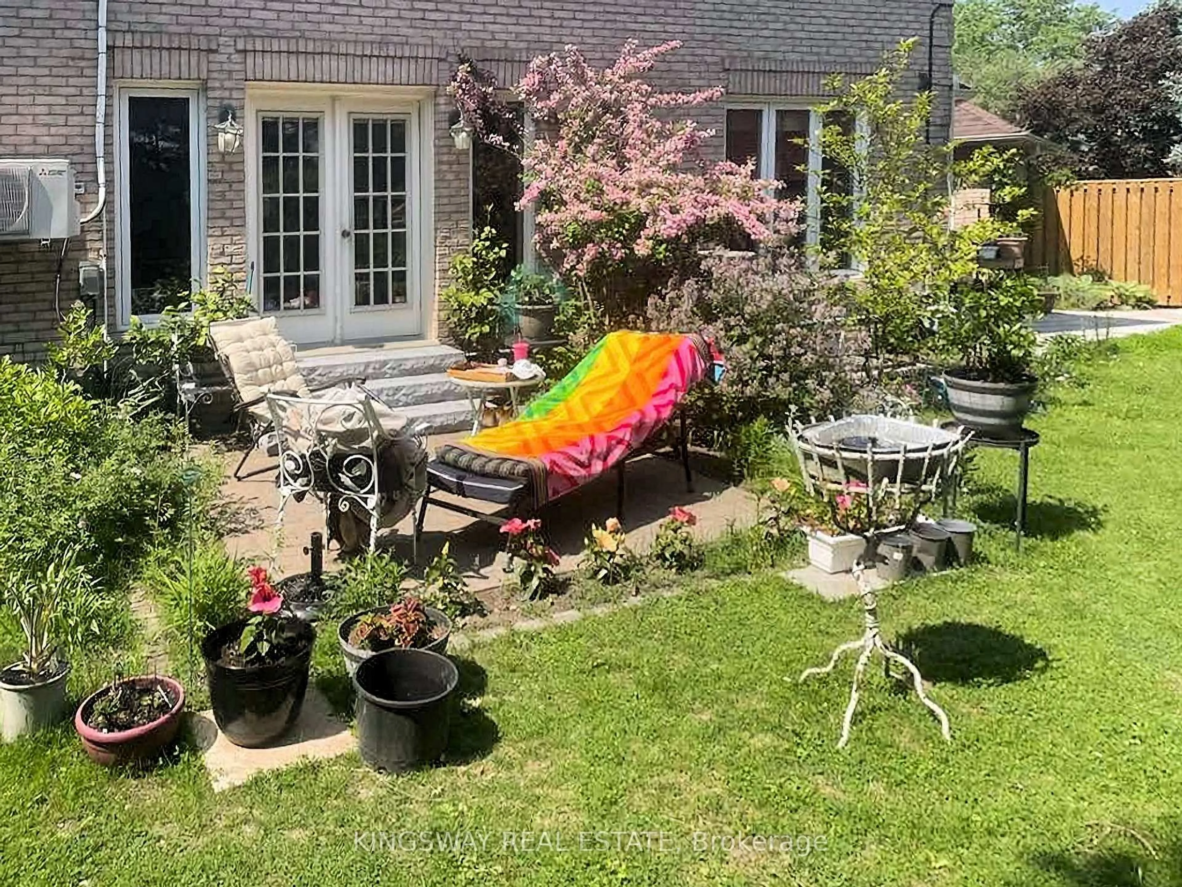 Patio, street for 4040 Lookout Crt, Mississauga Ontario L4W 4E9