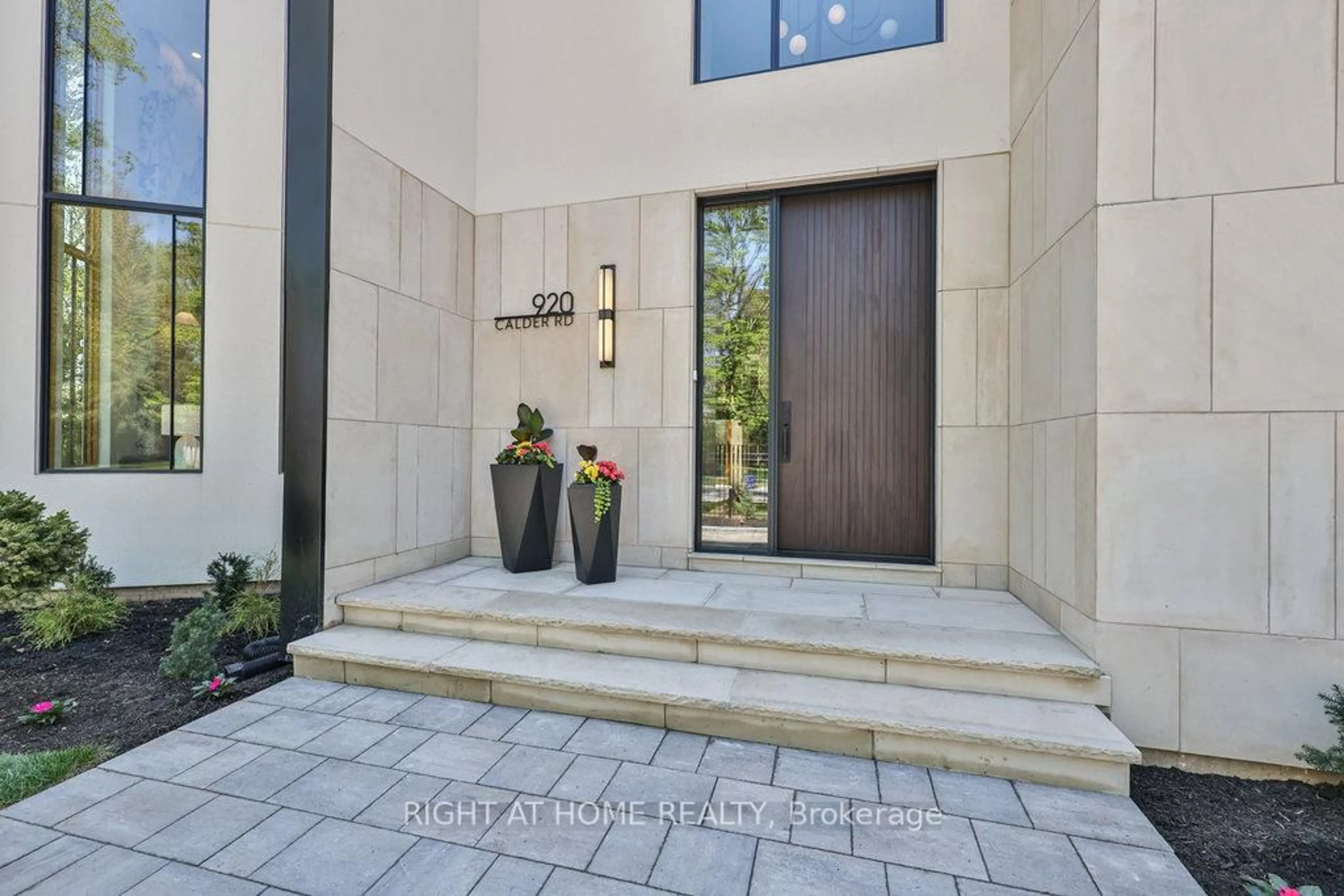 Indoor entryway for 920 Calder Rd, Mississauga Ontario L5J 2N7