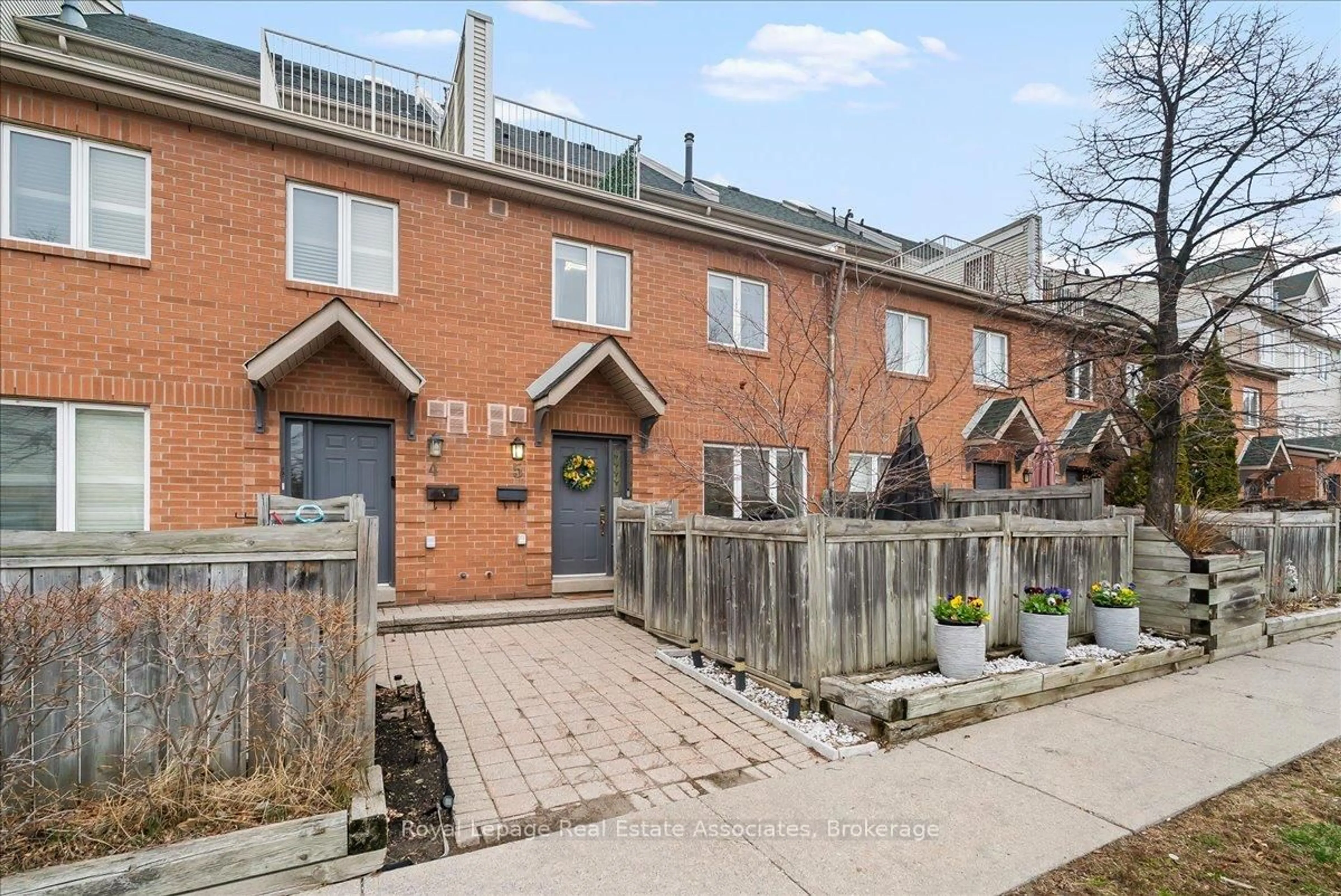 A pic from outside/outdoor area/front of a property/back of a property/a pic from drone, street for 1241 Parkwest Pl #5, Mississauga Ontario L5E 3J3