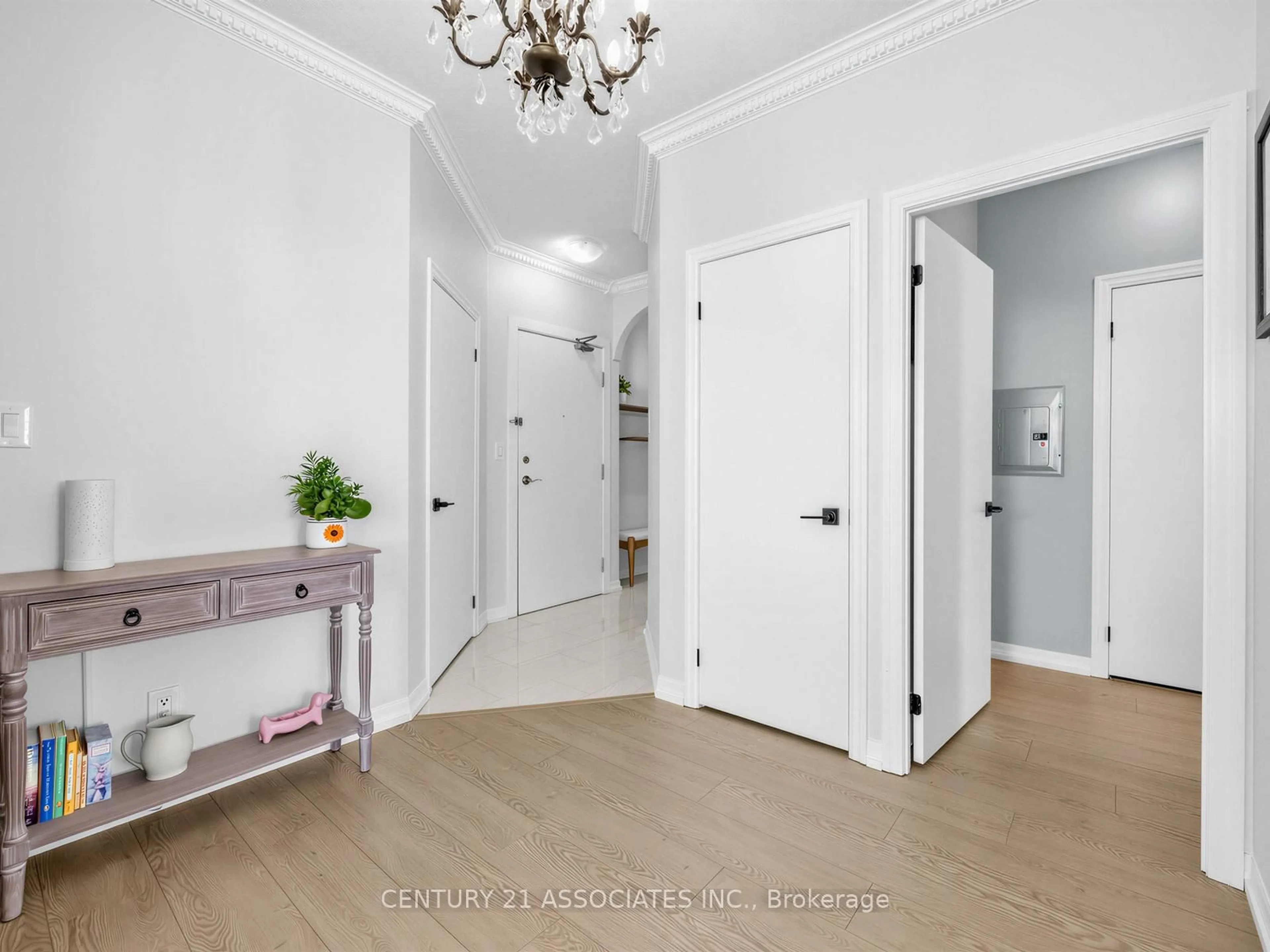 Indoor entryway for 1359 Rathburn Rd #705, Mississauga Ontario L4W 5P7