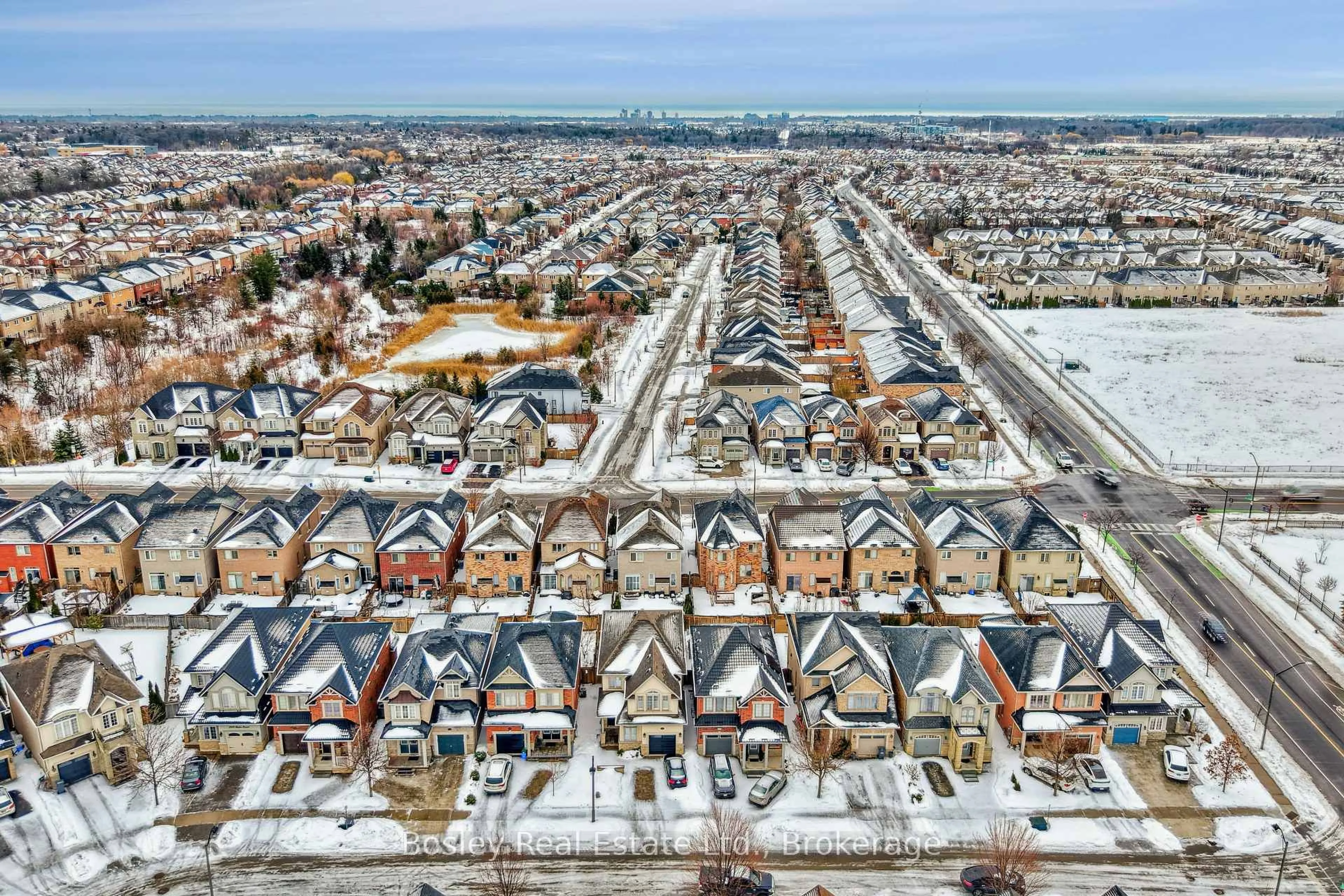 A pic from outside/outdoor area/front of a property/back of a property/a pic from drone, street for 2343 Quetico Cres, Oakville Ontario L6M 0R5