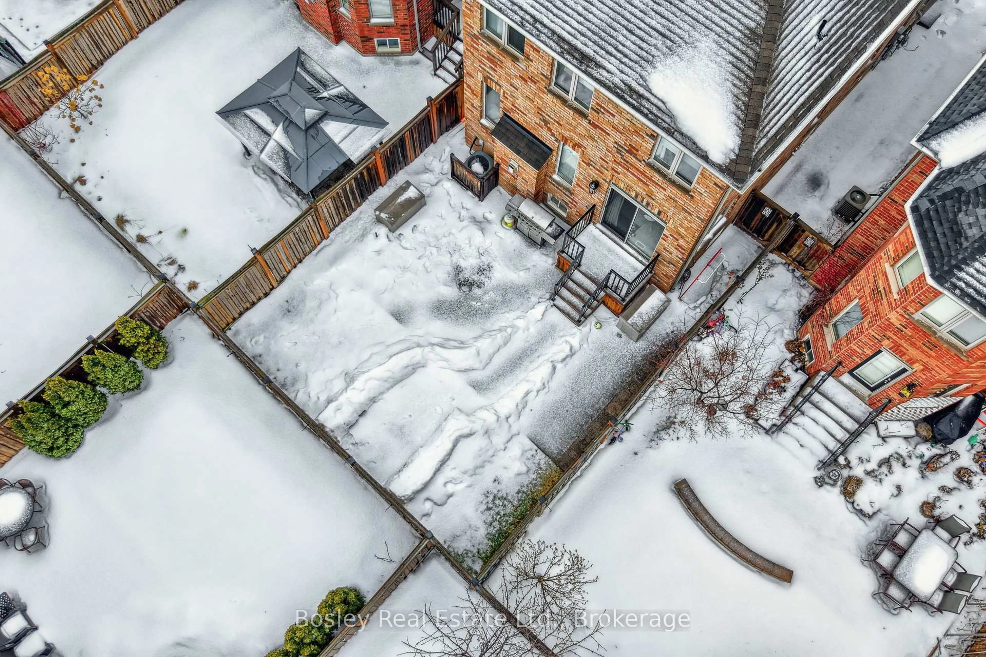 A pic from outside/outdoor area/front of a property/back of a property/a pic from drone, street for 2343 Quetico Cres, Oakville Ontario L6M 0R5