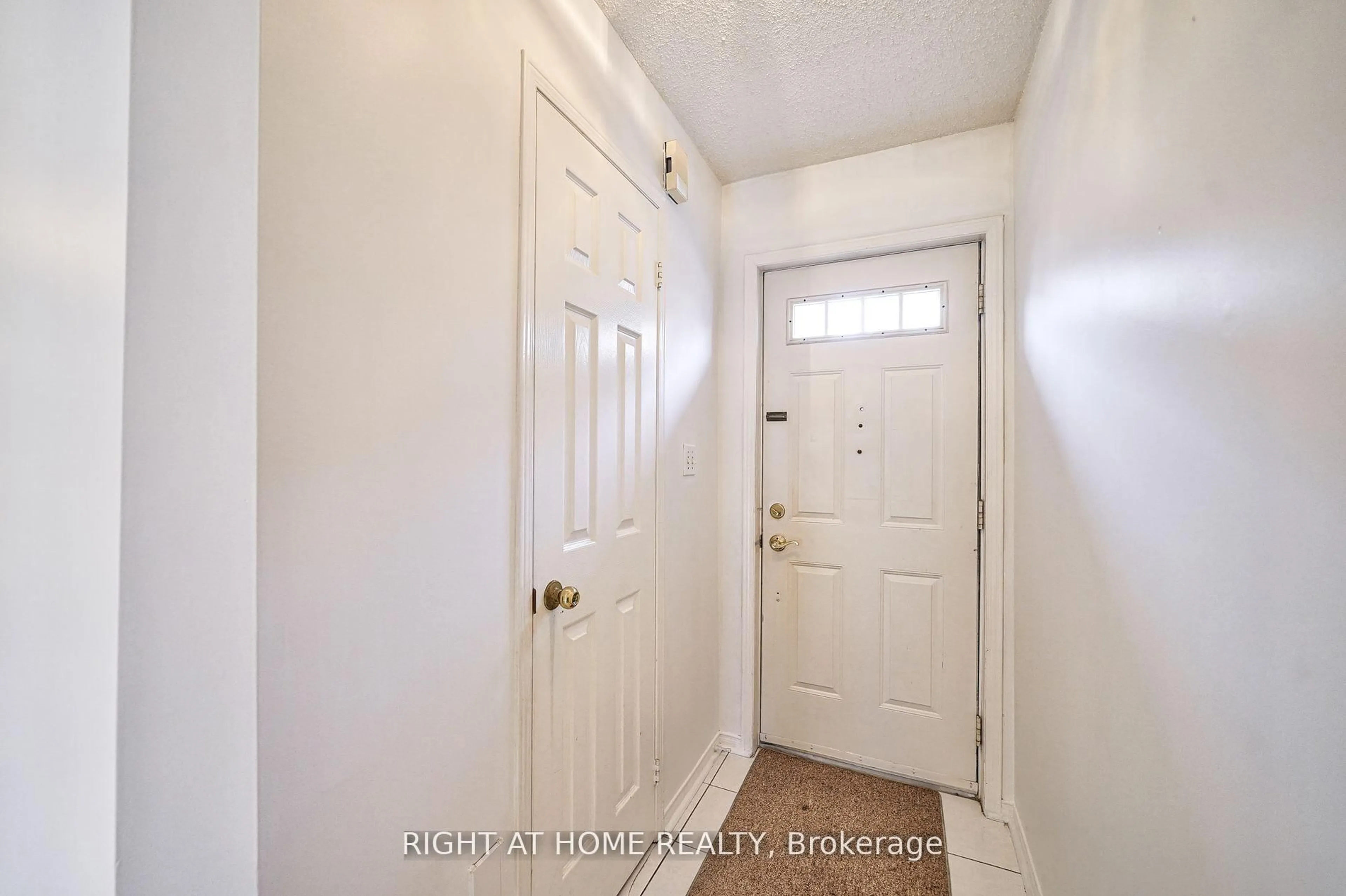 Indoor entryway for 80 Strathaven Dr #25, Mississauga Ontario L5R 3V9