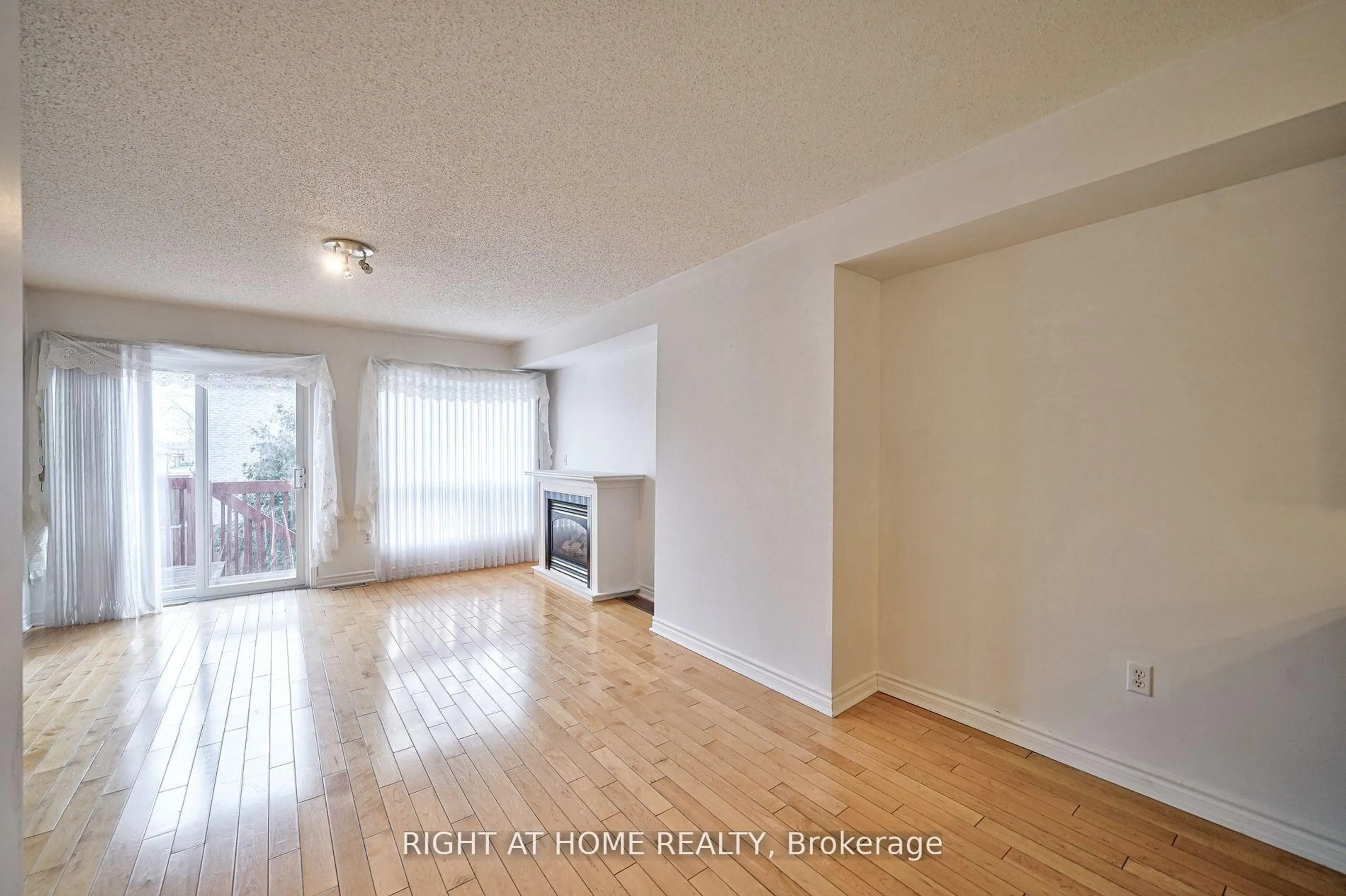 A pic of a room for 80 Strathaven Dr #25, Mississauga Ontario L5R 3V9