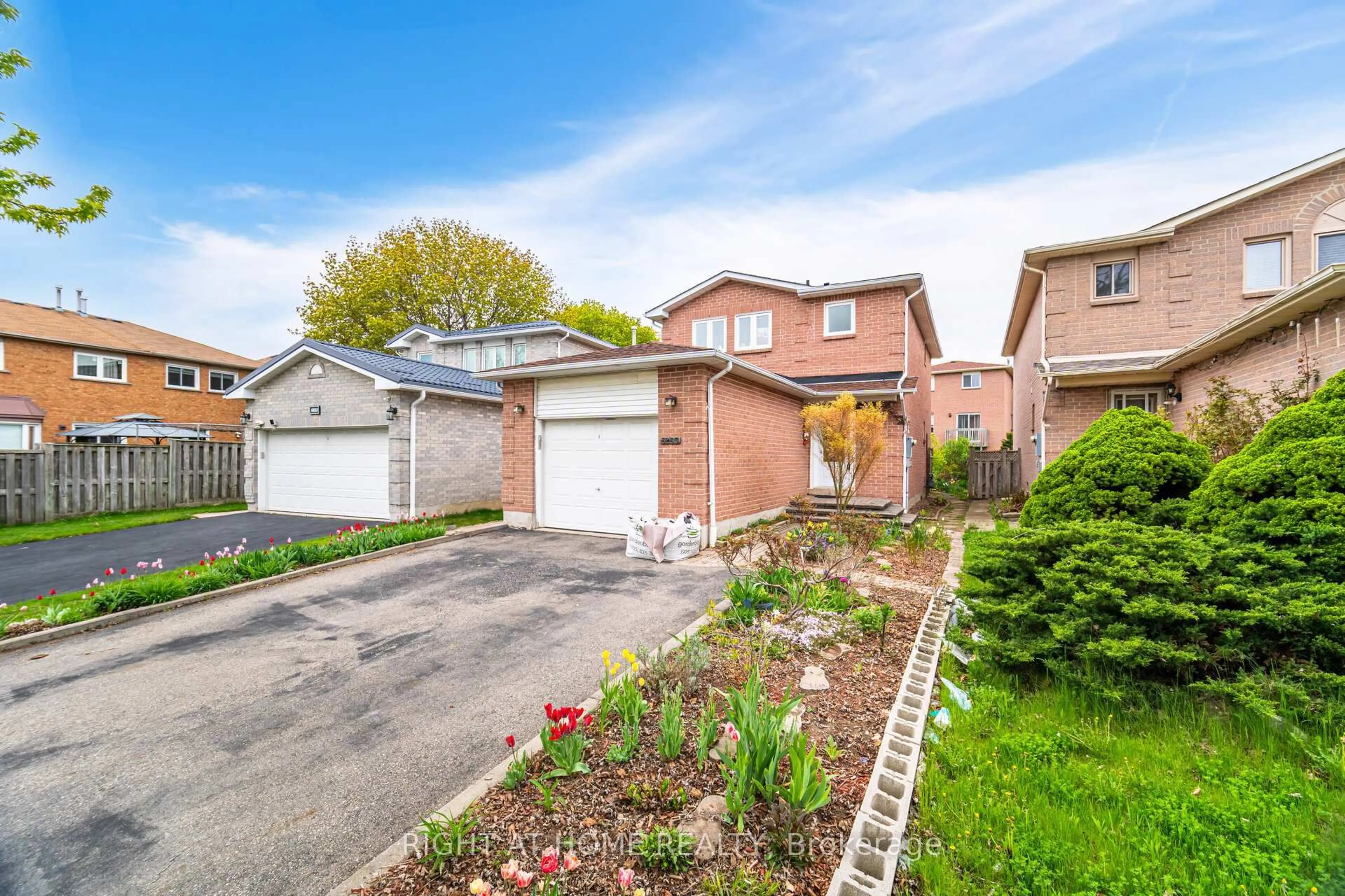 A pic from outside/outdoor area/front of a property/back of a property/a pic from drone, street for 5253 Palomar Cres, Mississauga Ontario L5R 2W8