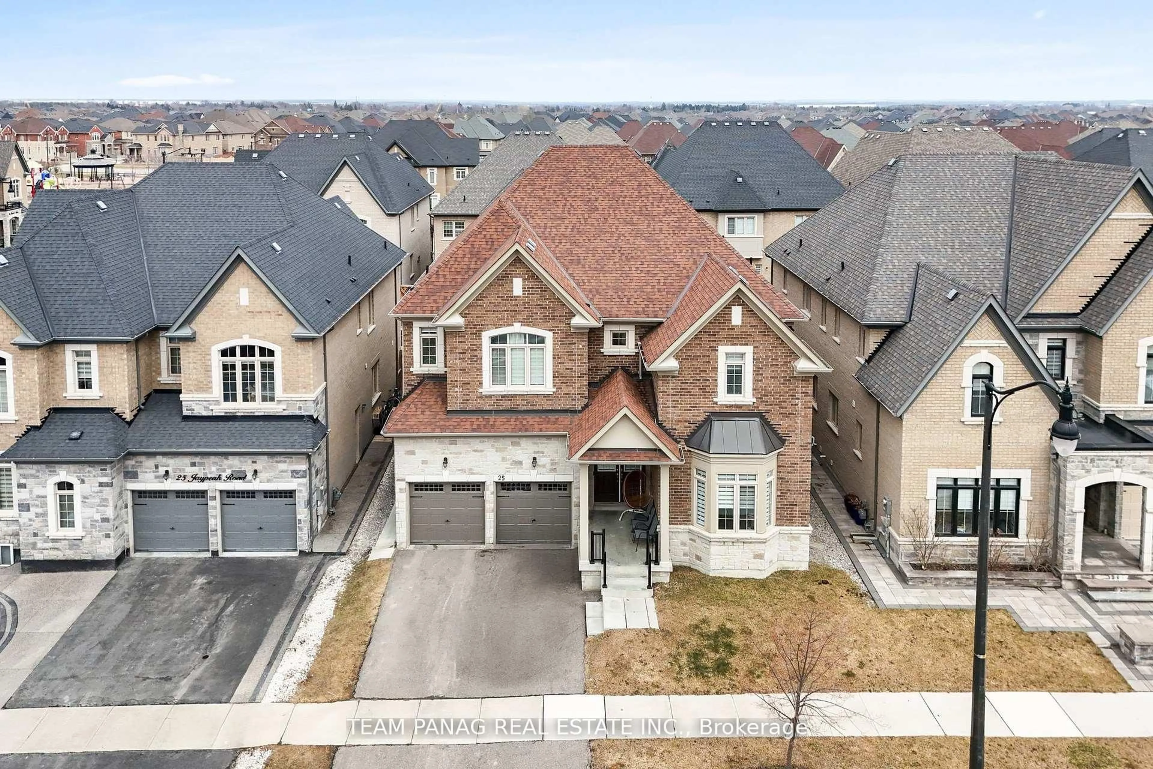 A pic from outside/outdoor area/front of a property/back of a property/a pic from drone, street for 25 Trail Rider Dr, Brampton Ontario L6P 4M4