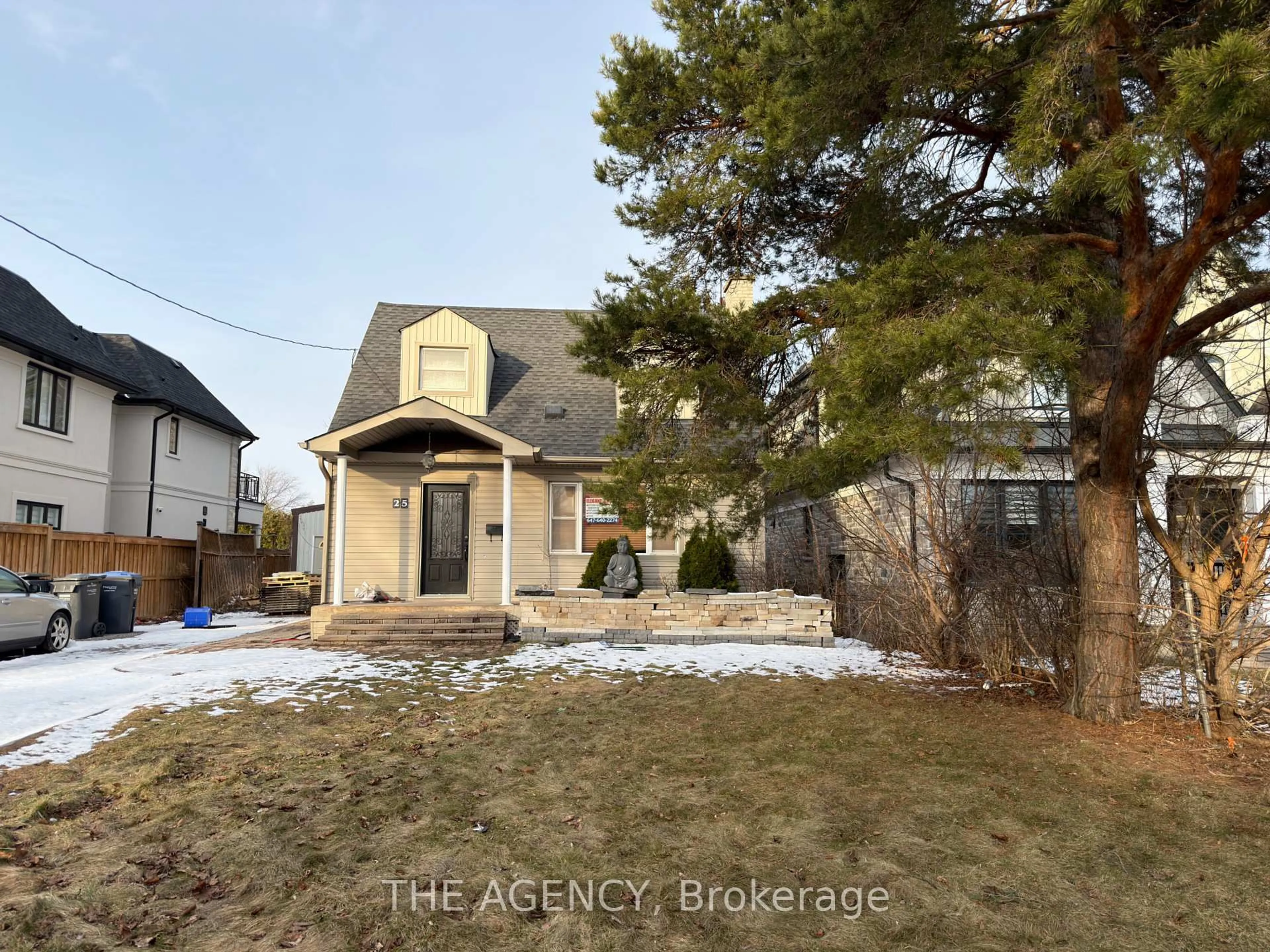 A pic from outside/outdoor area/front of a property/back of a property/a pic from drone, street for 25 Earl St, Mississauga Ontario L5M 1N6