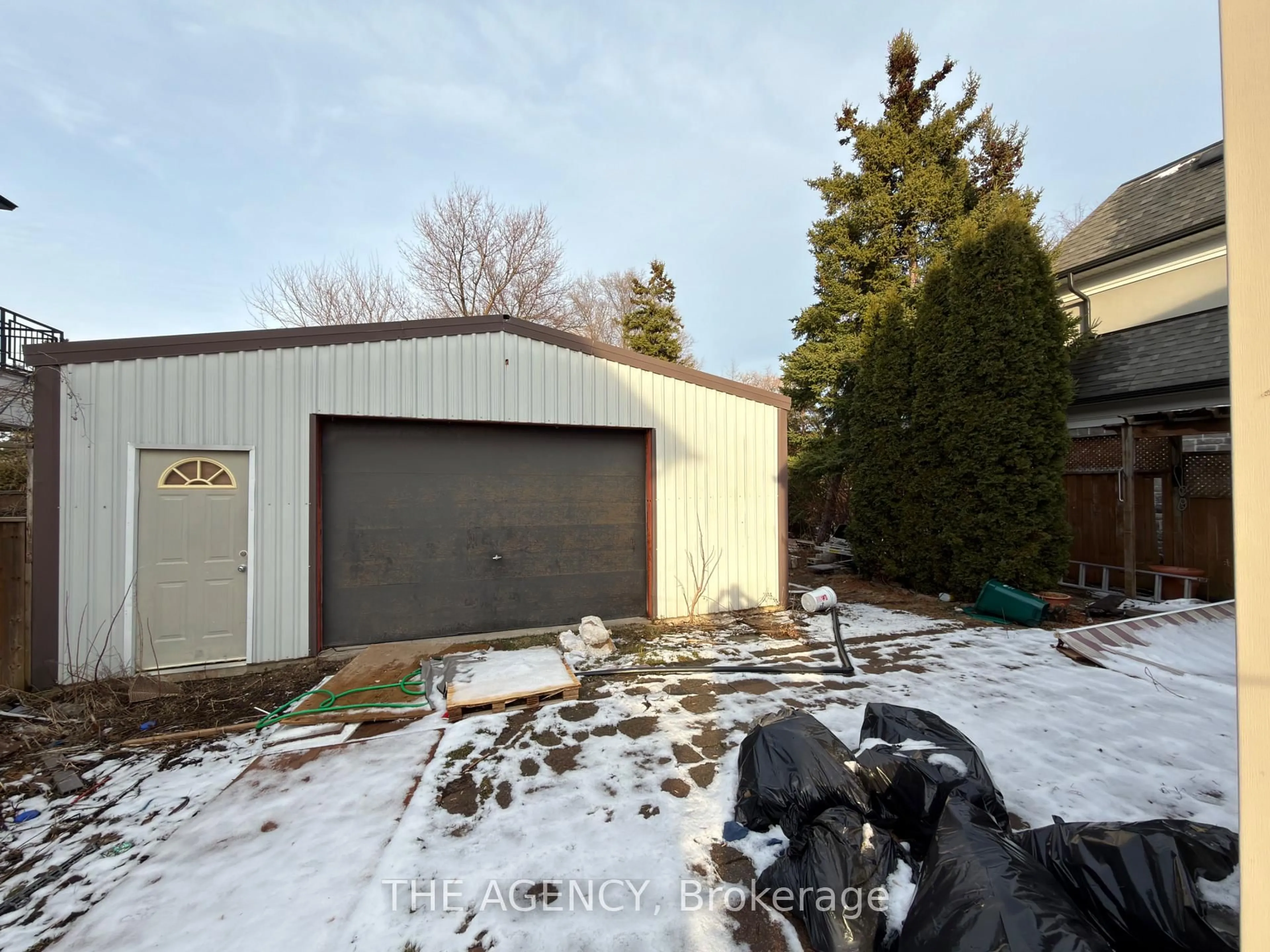 Unknown for 25 Earl St, Mississauga Ontario L5M 1N6